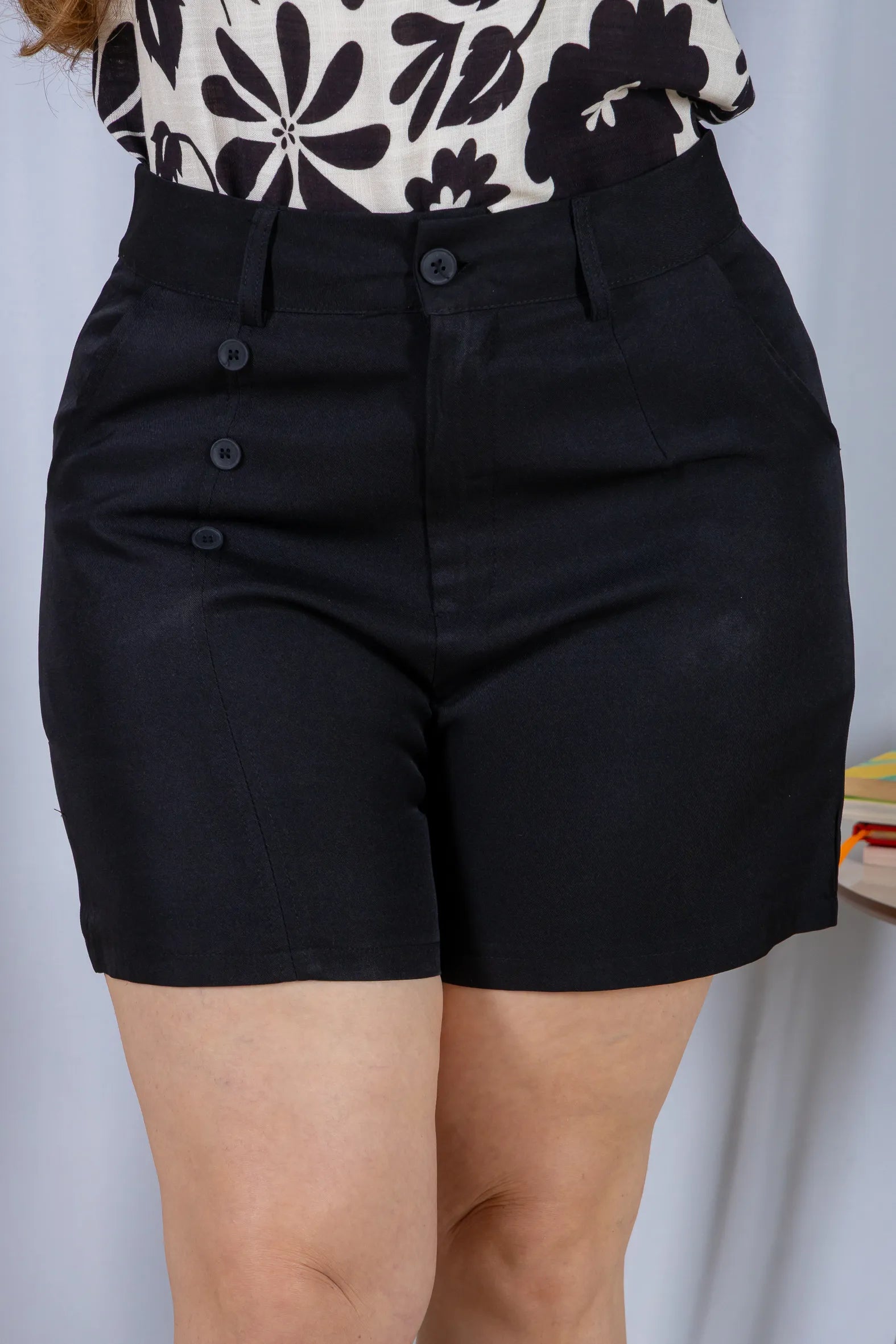 Bermuda Detalhes Botões Crepe Alfaiataria Débora Preto