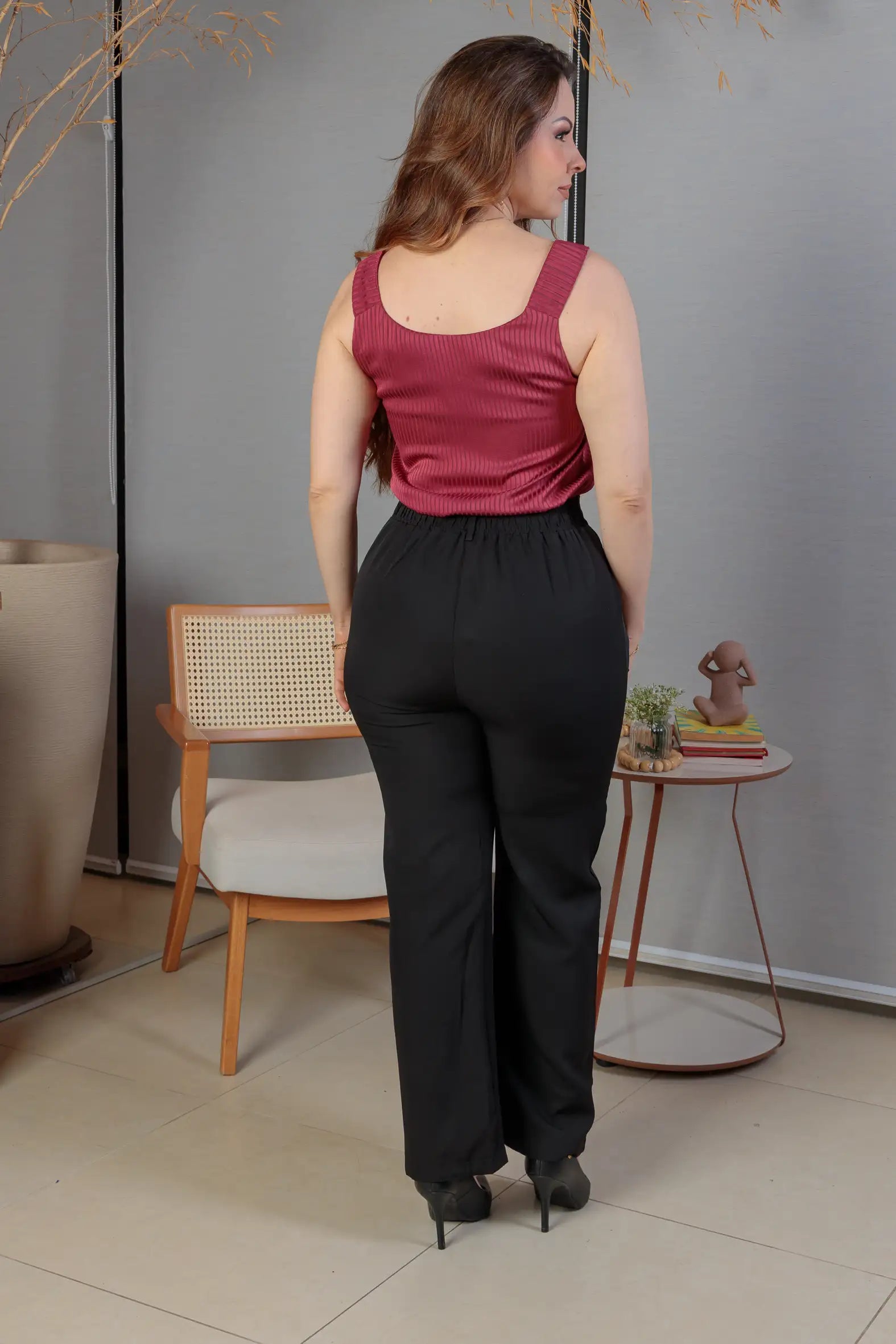 Blusa Regata Detalhe Alça Botão Crepe Acetinado Jade Marsala