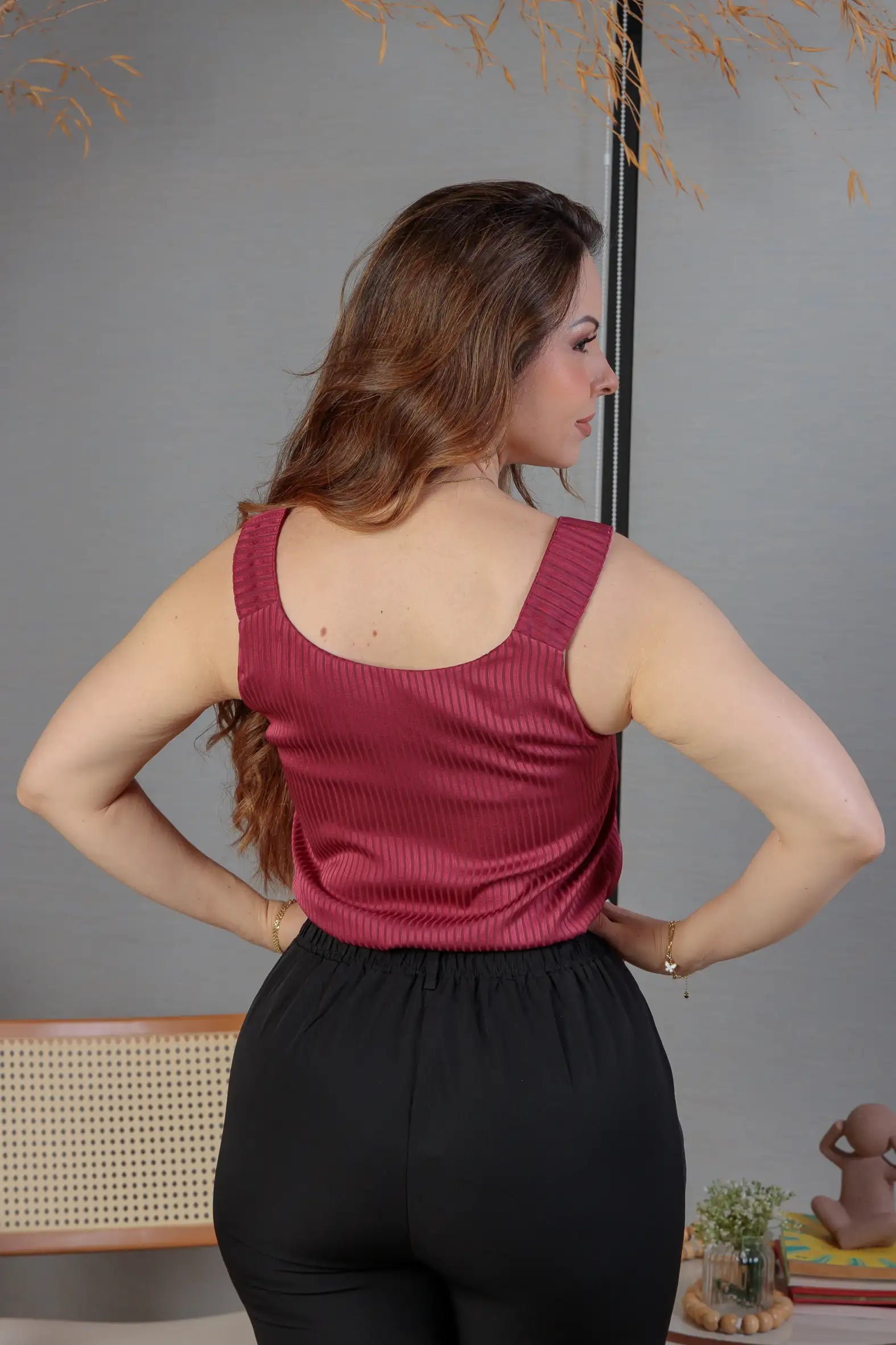 Blusa Regata Detalhe Alça Botão Crepe Acetinado Jade Marsala