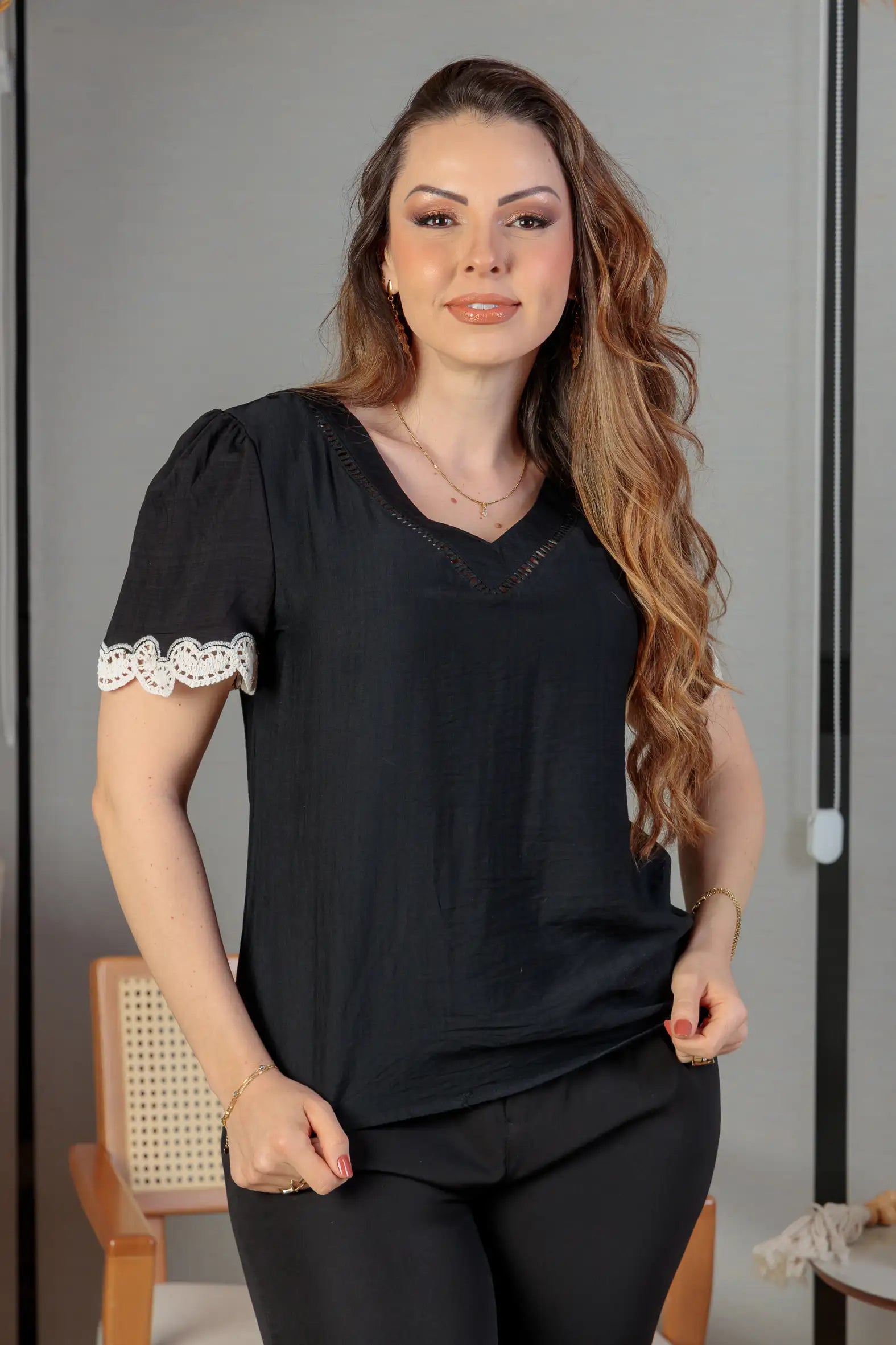Blusa Manga Curta Detalhe Decote “V” Visco Essenza Elen Preta