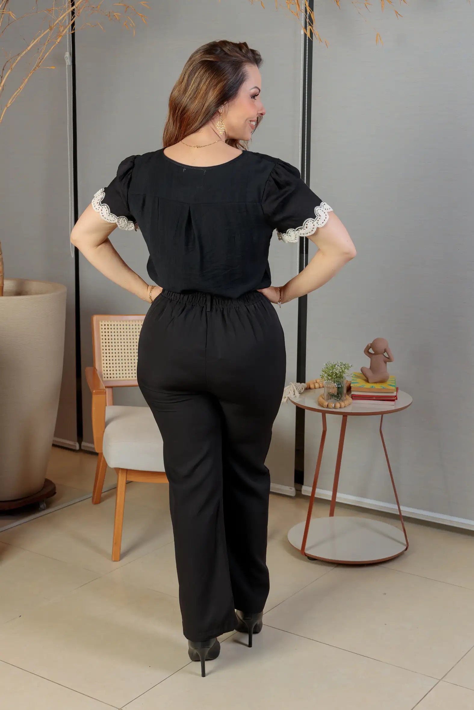 Blusa Manga Curta Detalhe Decote “V” Visco Essenza Elen Preta