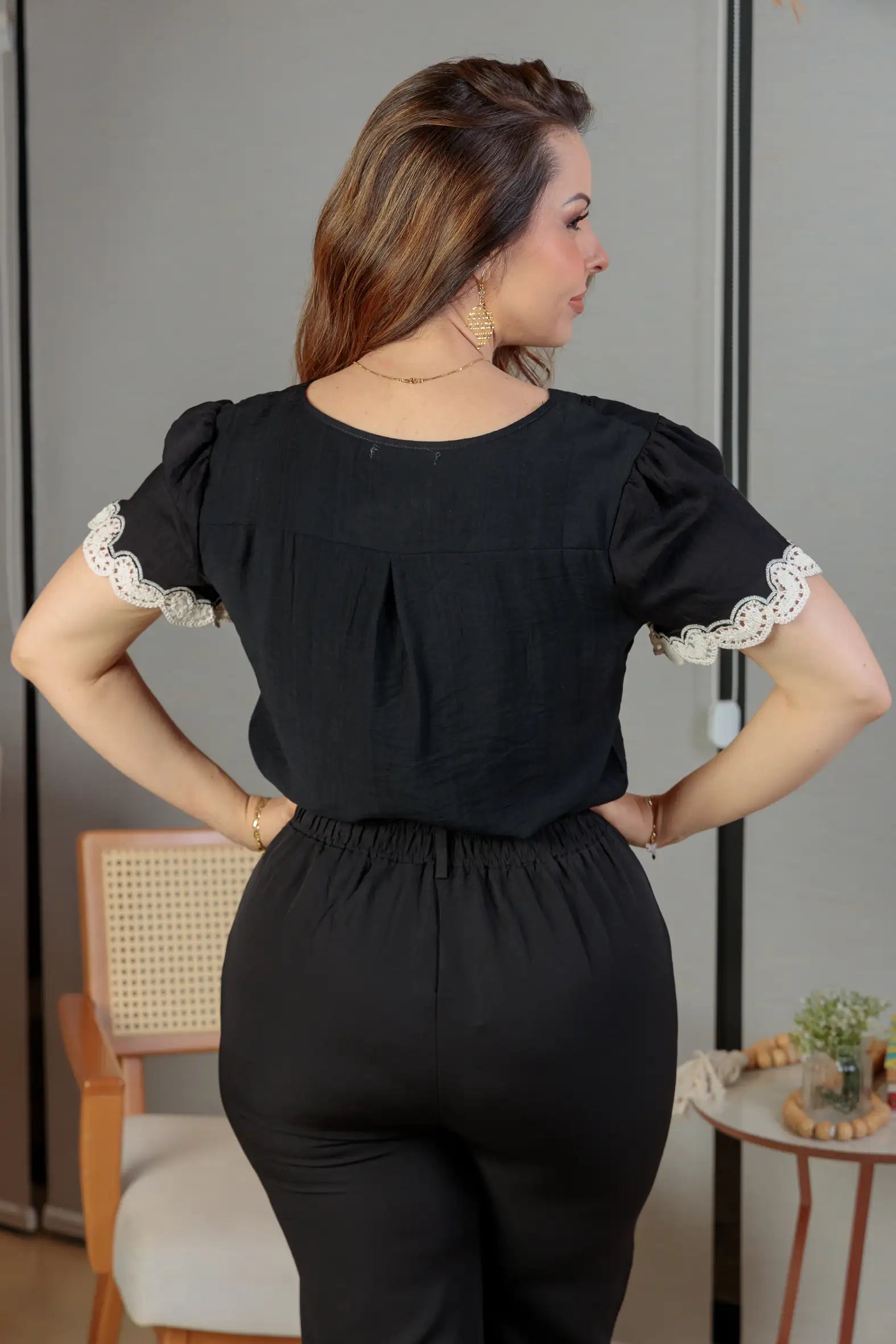 Blusa Manga Curta Detalhe Decote “V” Visco Essenza Elen Preta