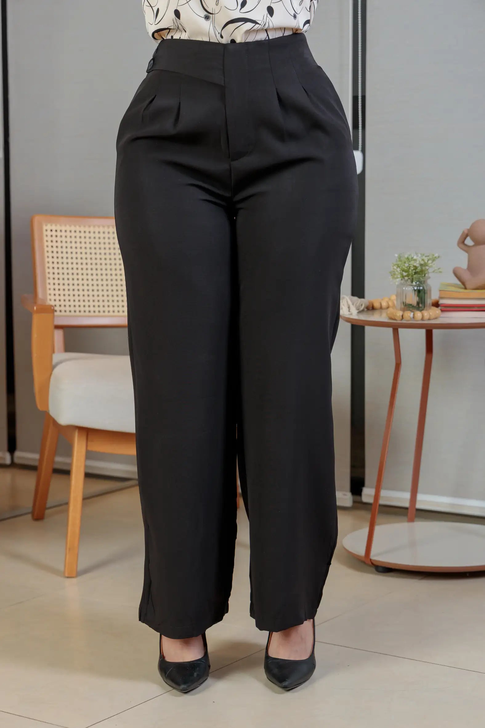 Calça Corte Reto Alfaiataria Detalhe Cós Eloísa Preta