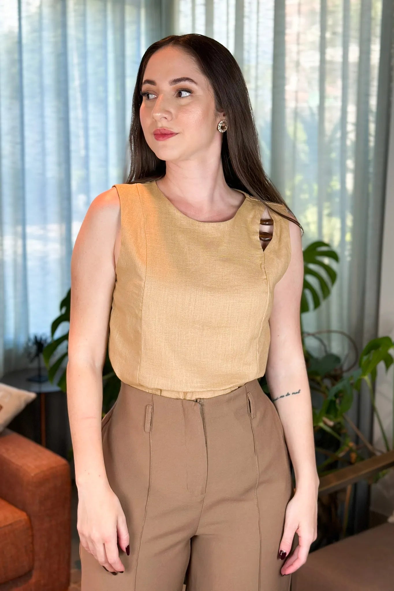 Blusa Regata Linho Soft Detalhe Assimétrico Jenifer Marrom