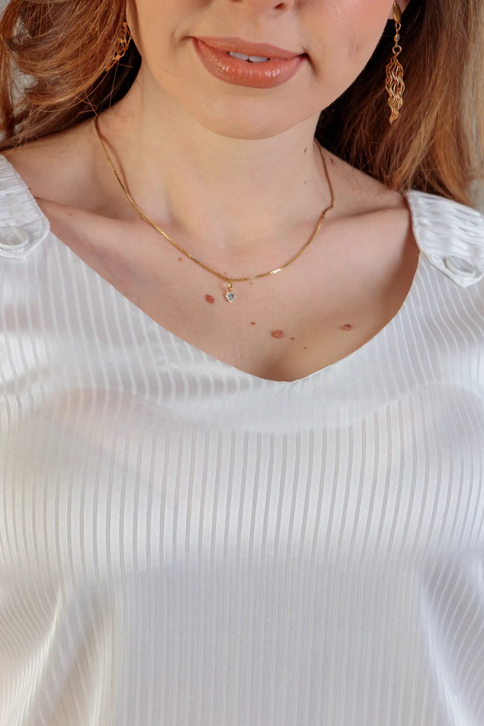 Blusa Regata Detalhe Alça Botão Crepe Acetinado Jade Branca