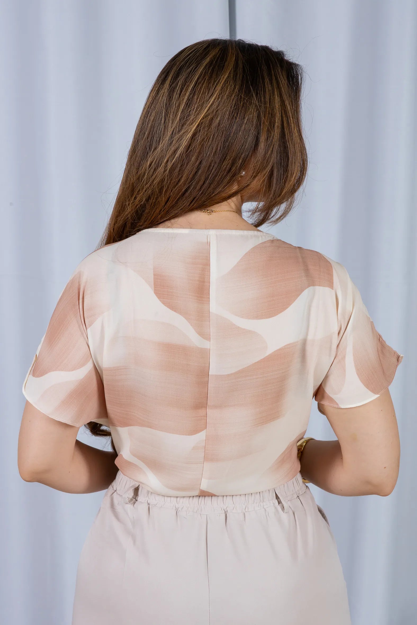 Blusa Manga Ampla Decote em "U" Crepe Cinthia Bege