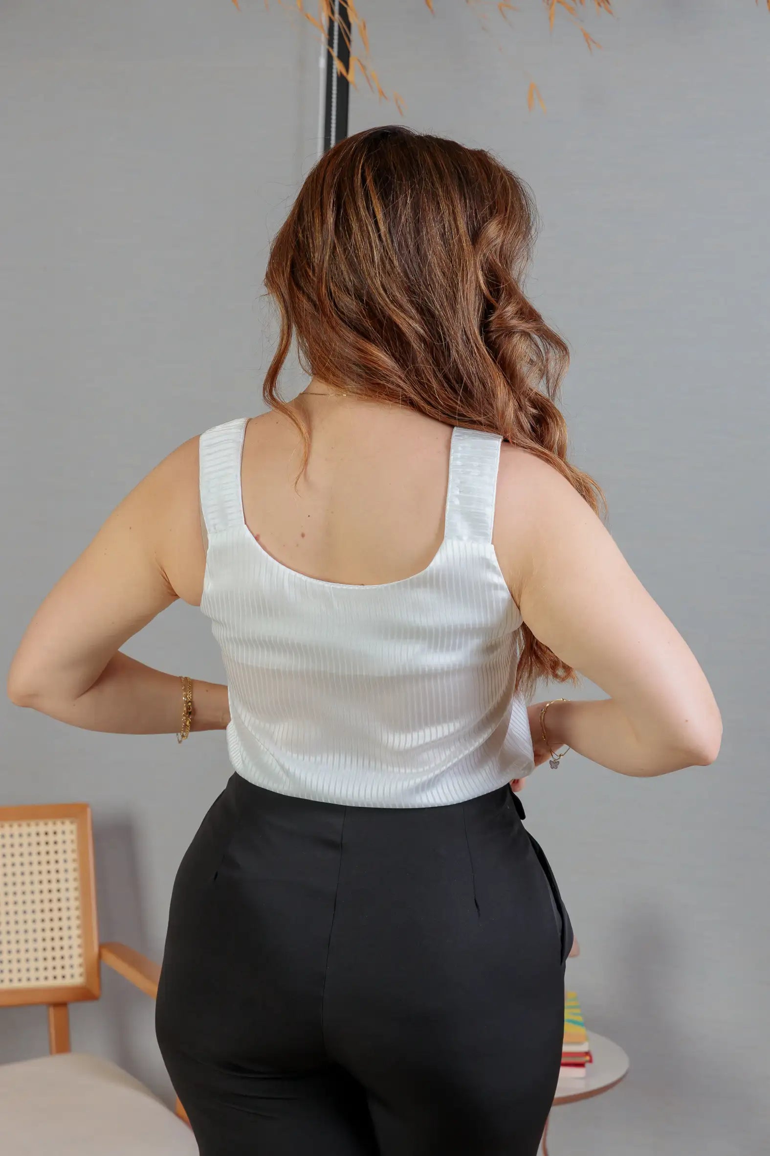 Blusa Regata Detalhe Alça Botão Crepe Acetinado Jade Branca