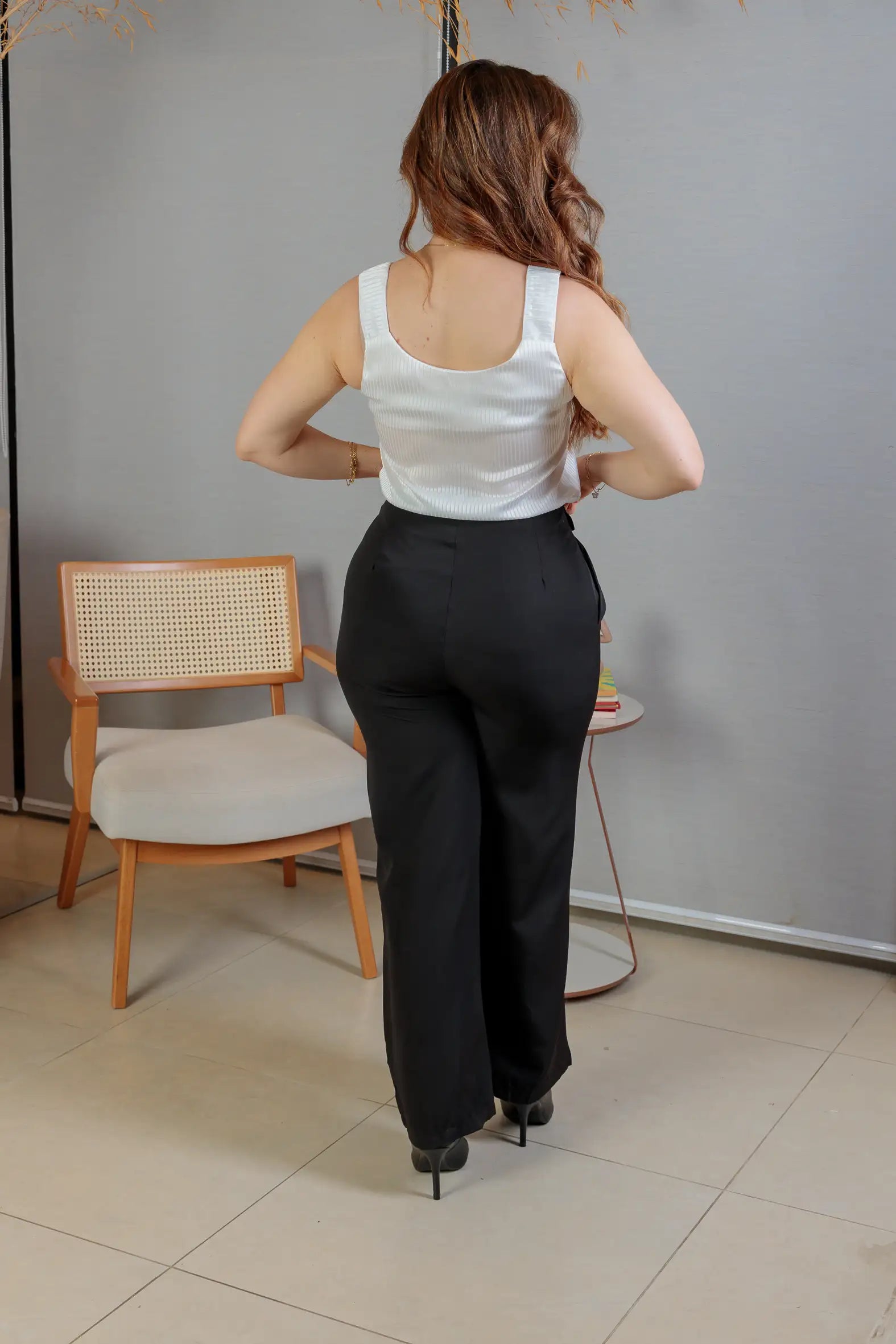 Conjunto: Blusa Regata Detalhe Alça Botão Crepe Acetinado Jade Branca + Calça Corte Reto Alfaiataria Detalhe Cós Eloísa Preta