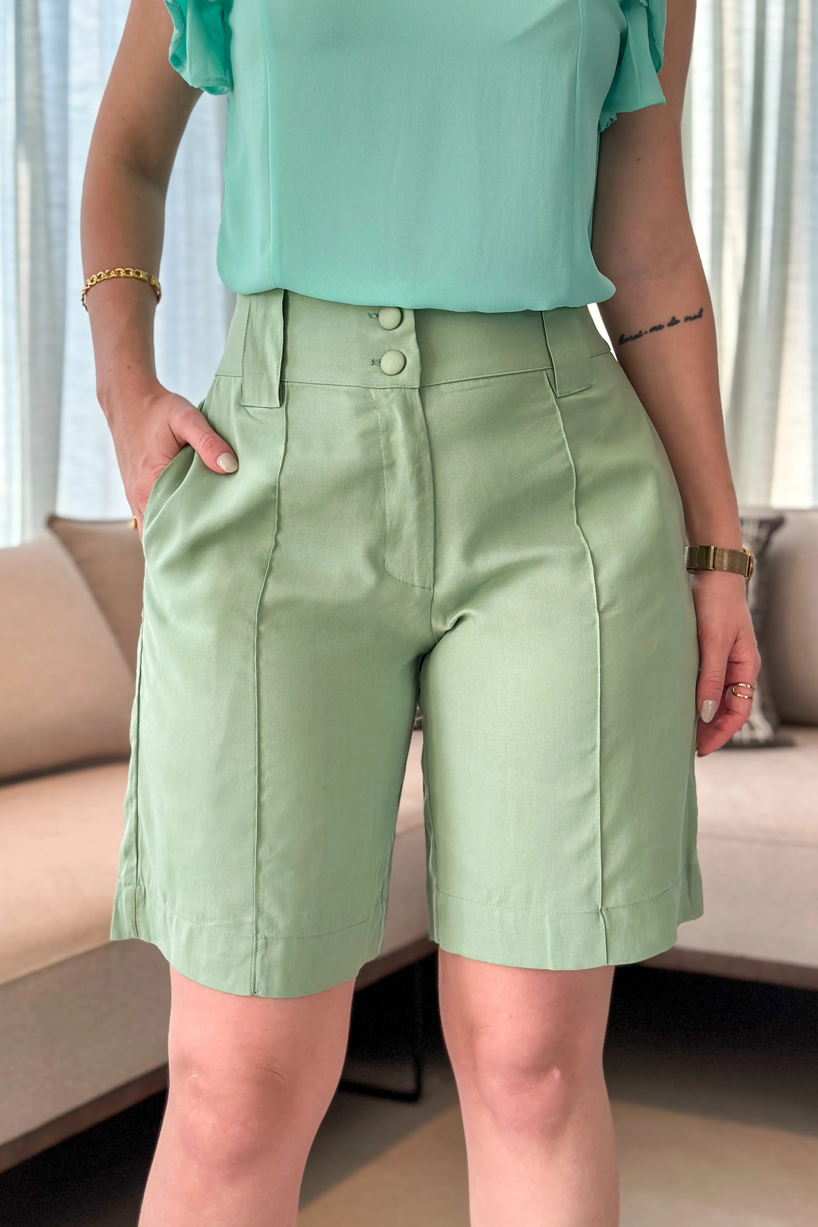 Bermuda em Linho Detalhe Botão Duplo Maísa Verde