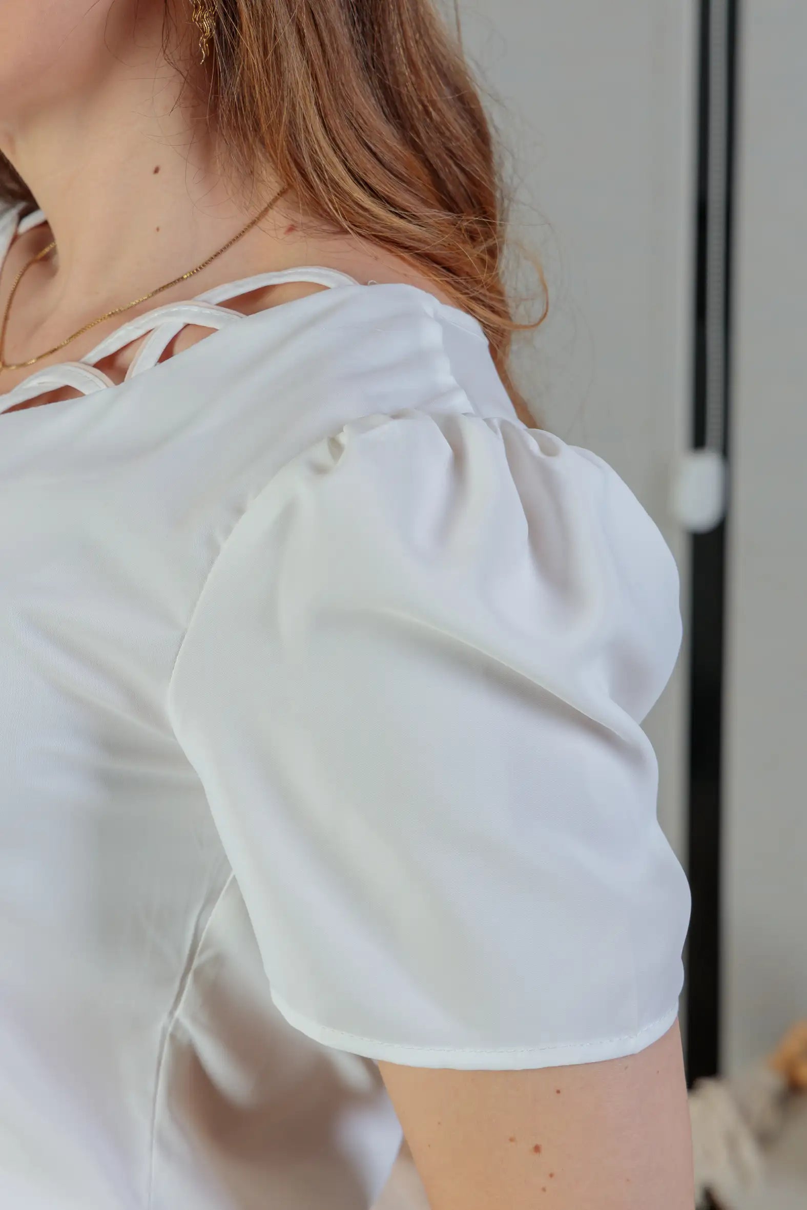 Blusa Manga Curta Detalhe Decote Crepe Classic Carolina Branca