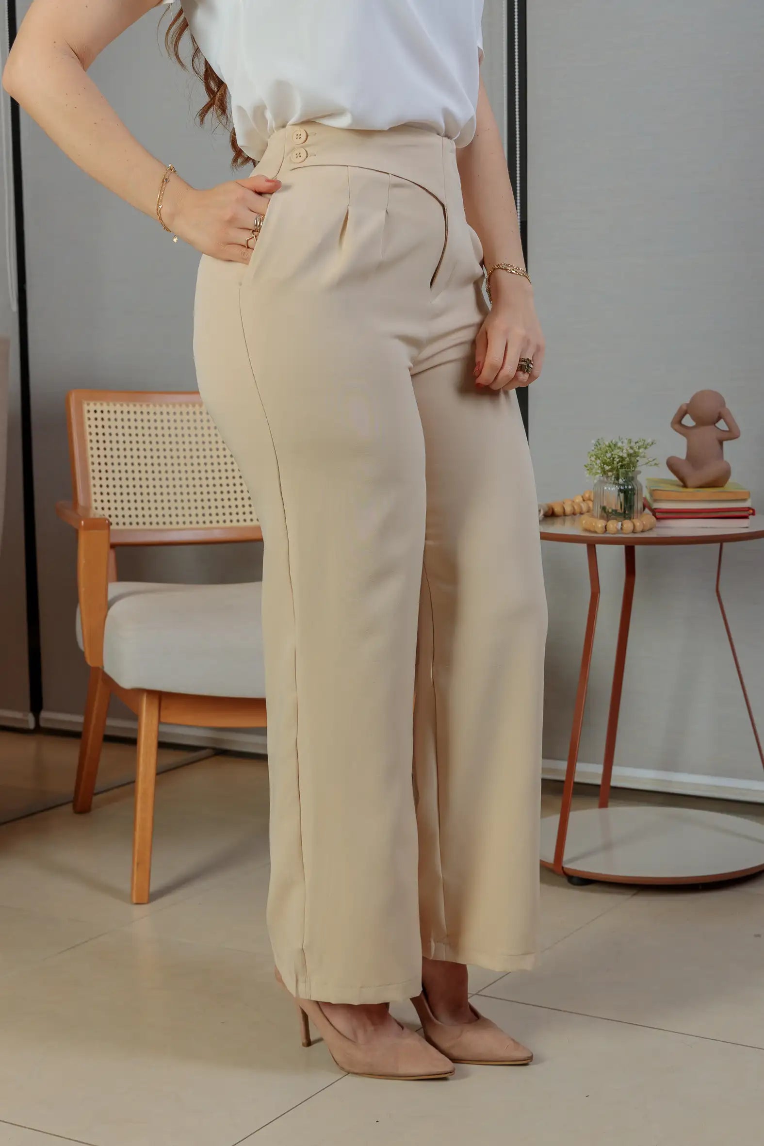 Calça Corte Reto Alfaiataria Detalhe Cós Eloísa Bege