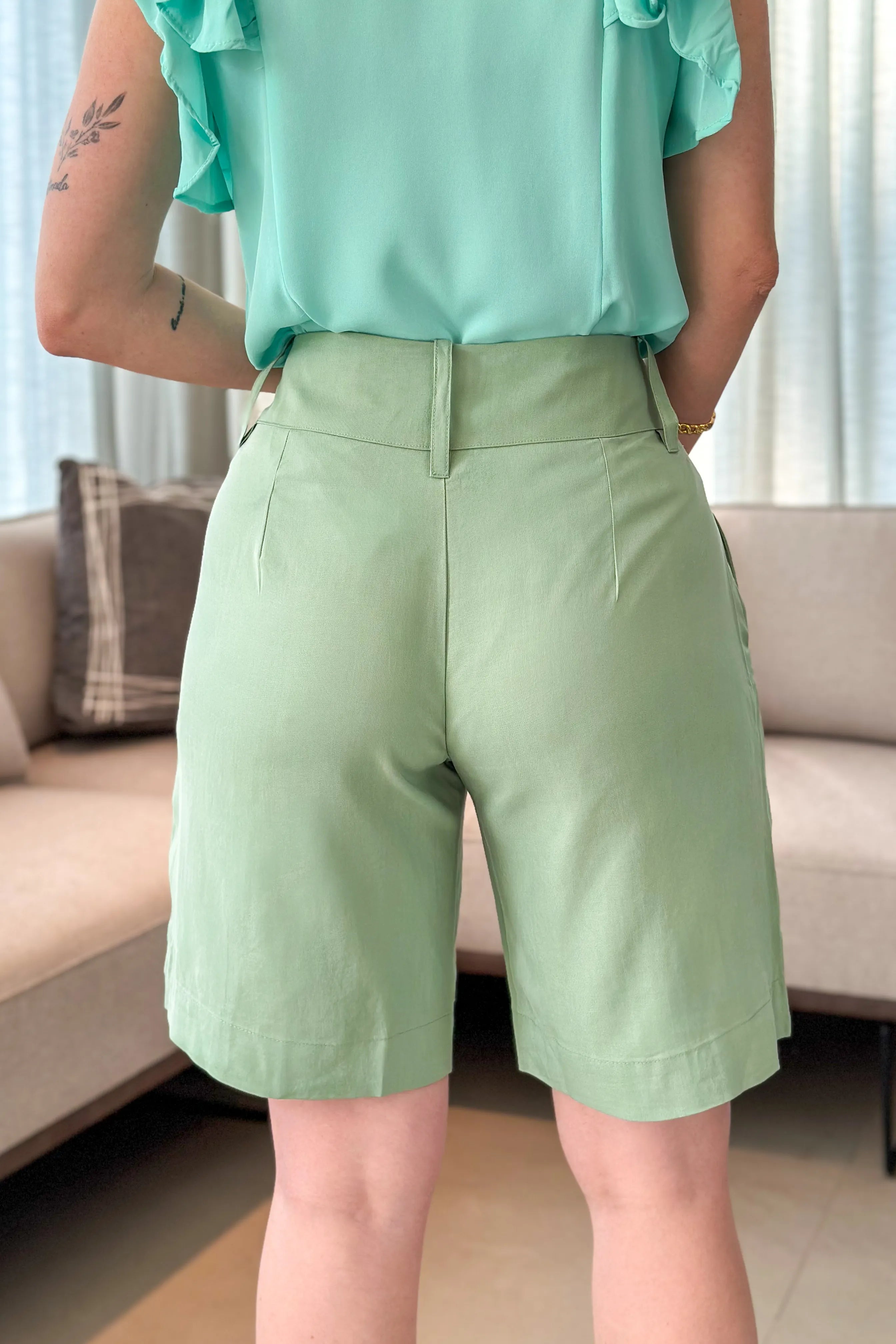 Bermuda em Linho Detalhe Botão Duplo Maísa Verde