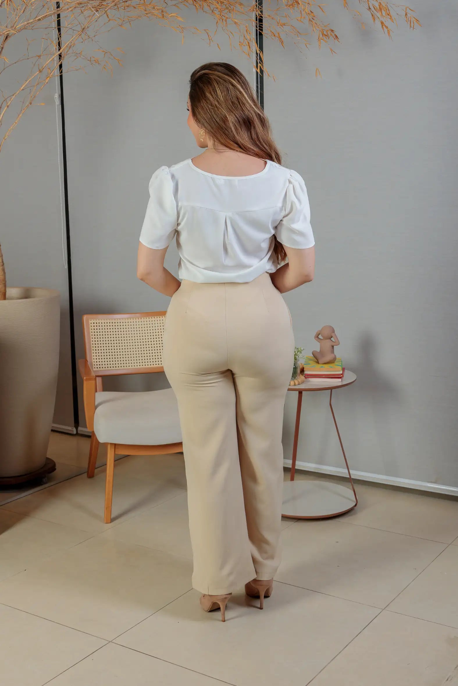 Calça Corte Reto Alfaiataria Detalhe Cós Eloísa Bege