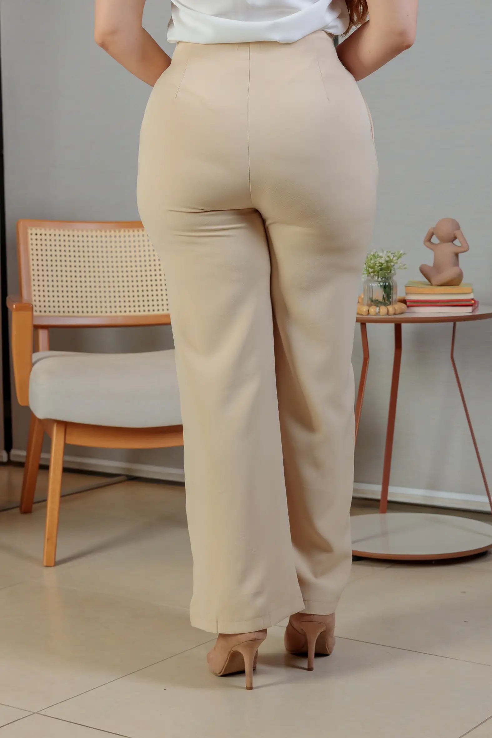 Calça Corte Reto Alfaiataria Detalhe Cós Eloísa Bege