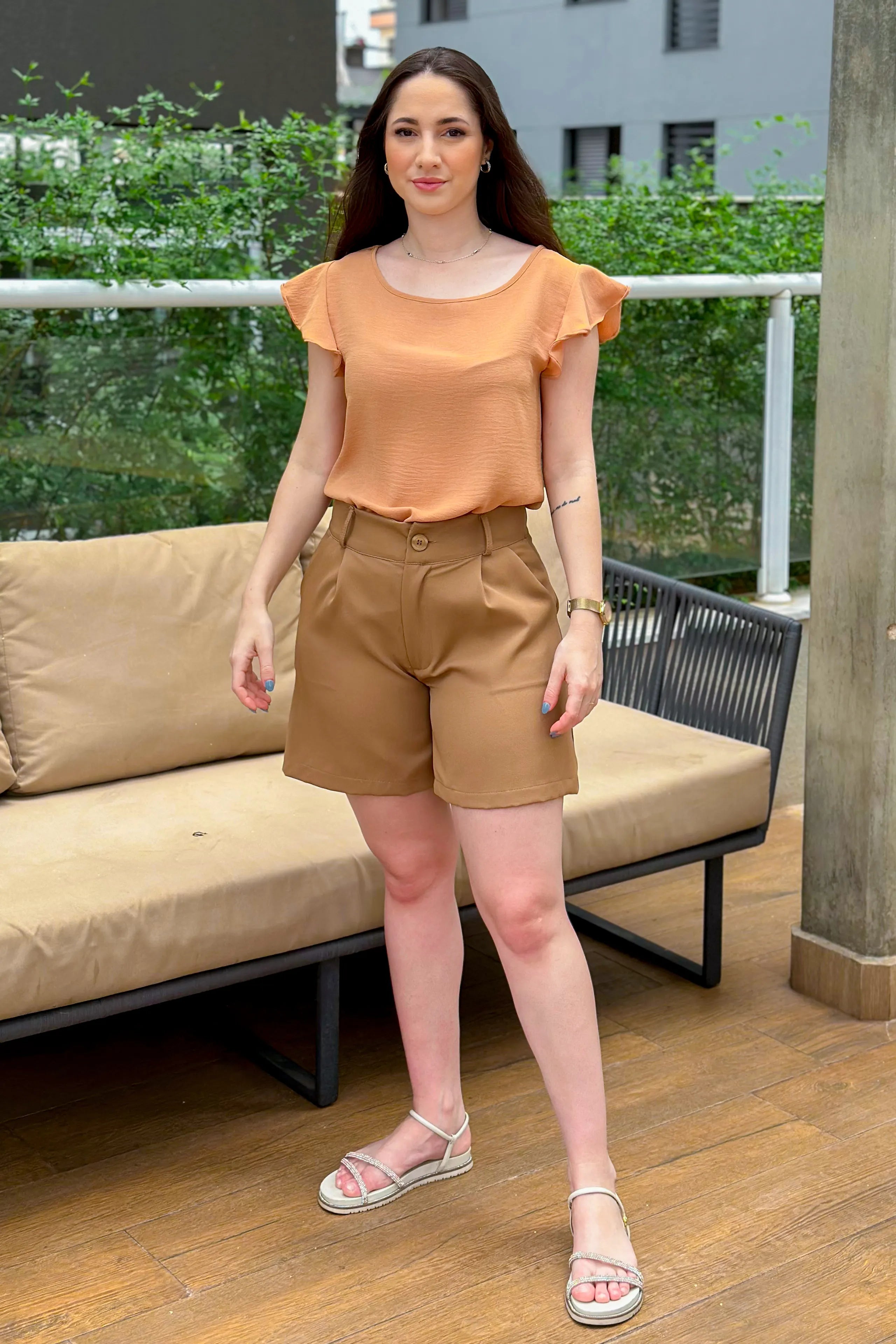 Conjunto: Blusa Detalhe Babados Manga Ester Marrom + Short Liso Beatrice Marrom