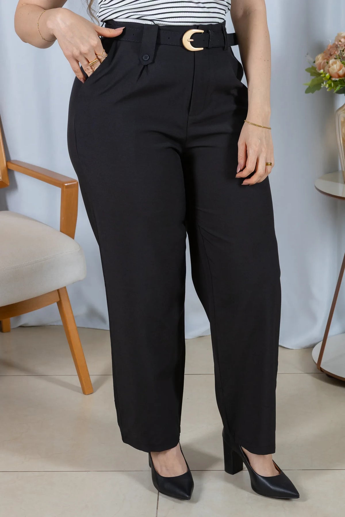 Calça Corte Reto com Passador Assimétrico Magda Preta