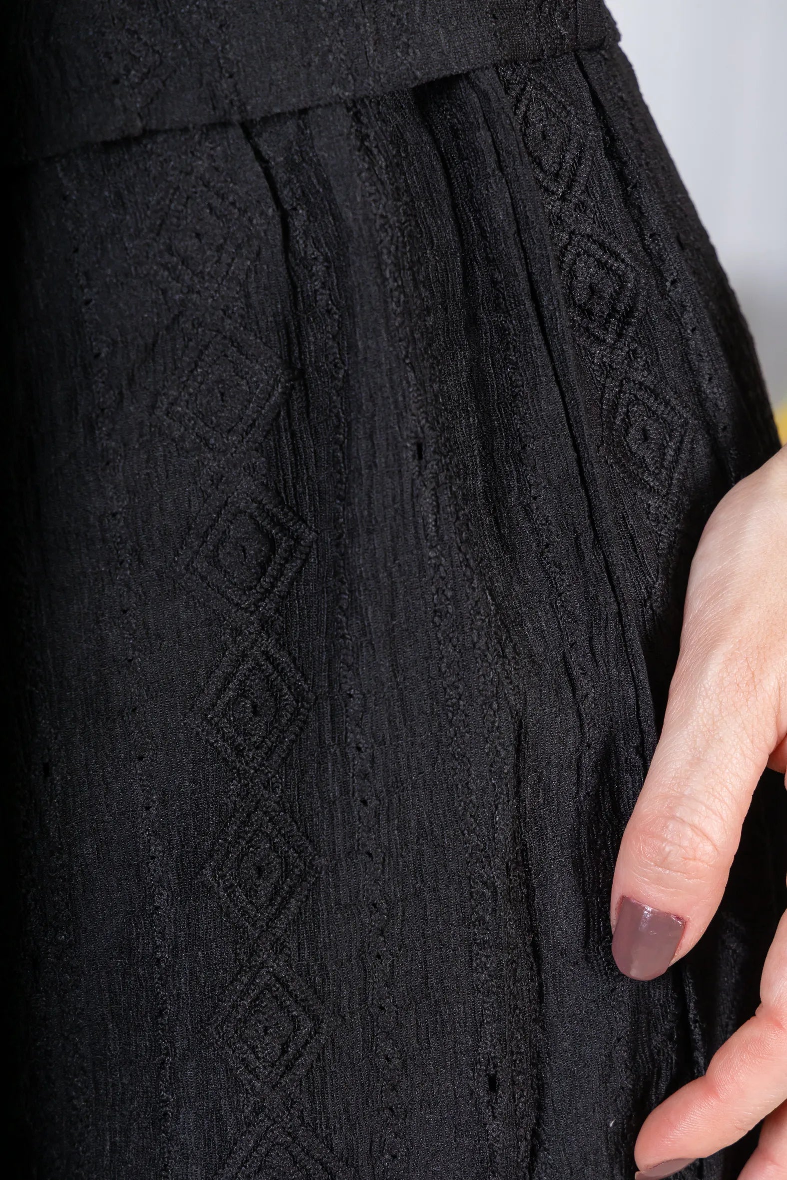 Calça Pantalona Bordado e Cós com Elástico Crepe Soft Carla Preto