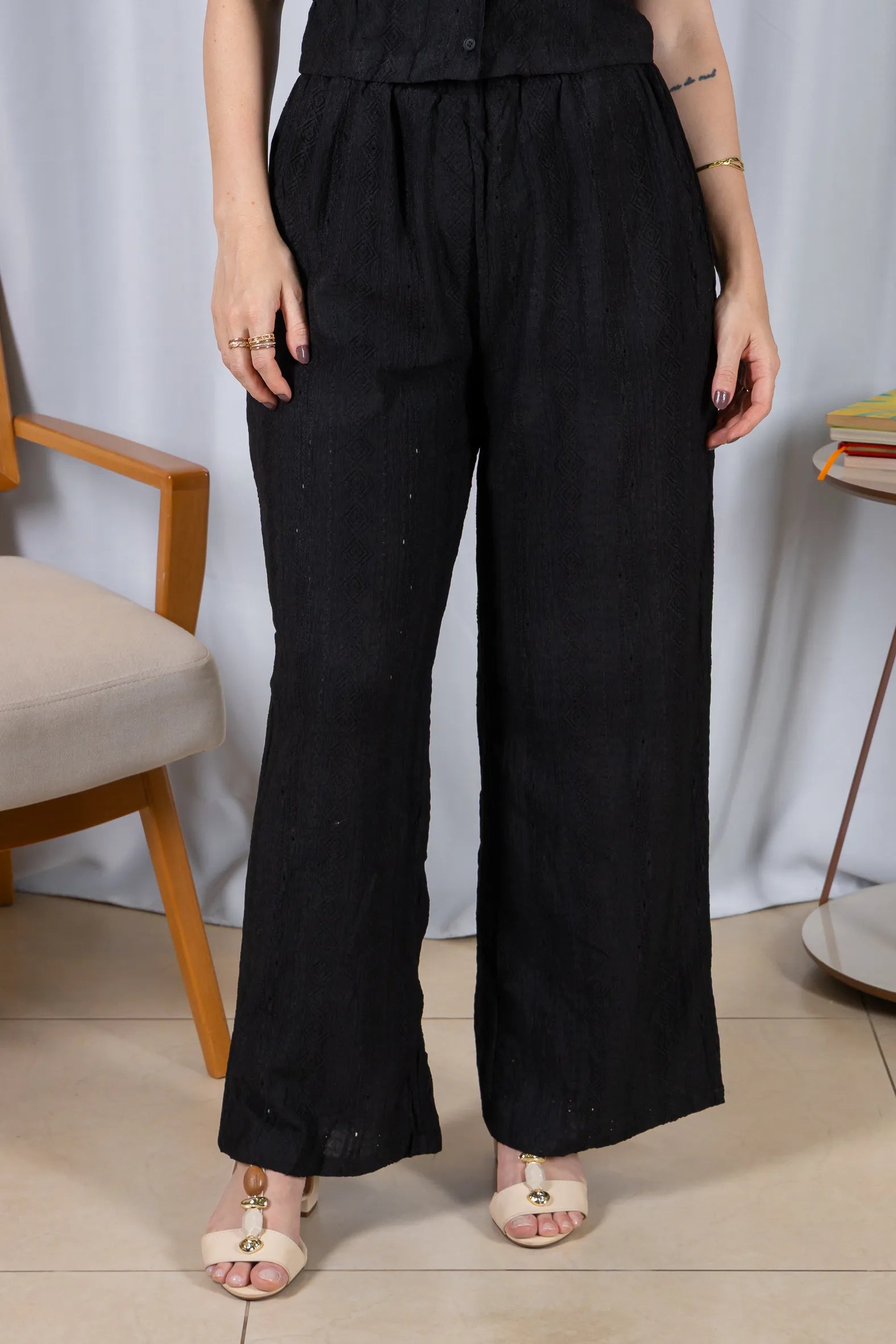 Calça Pantalona Bordado e Cós com Elástico Crepe Soft Carla Preto