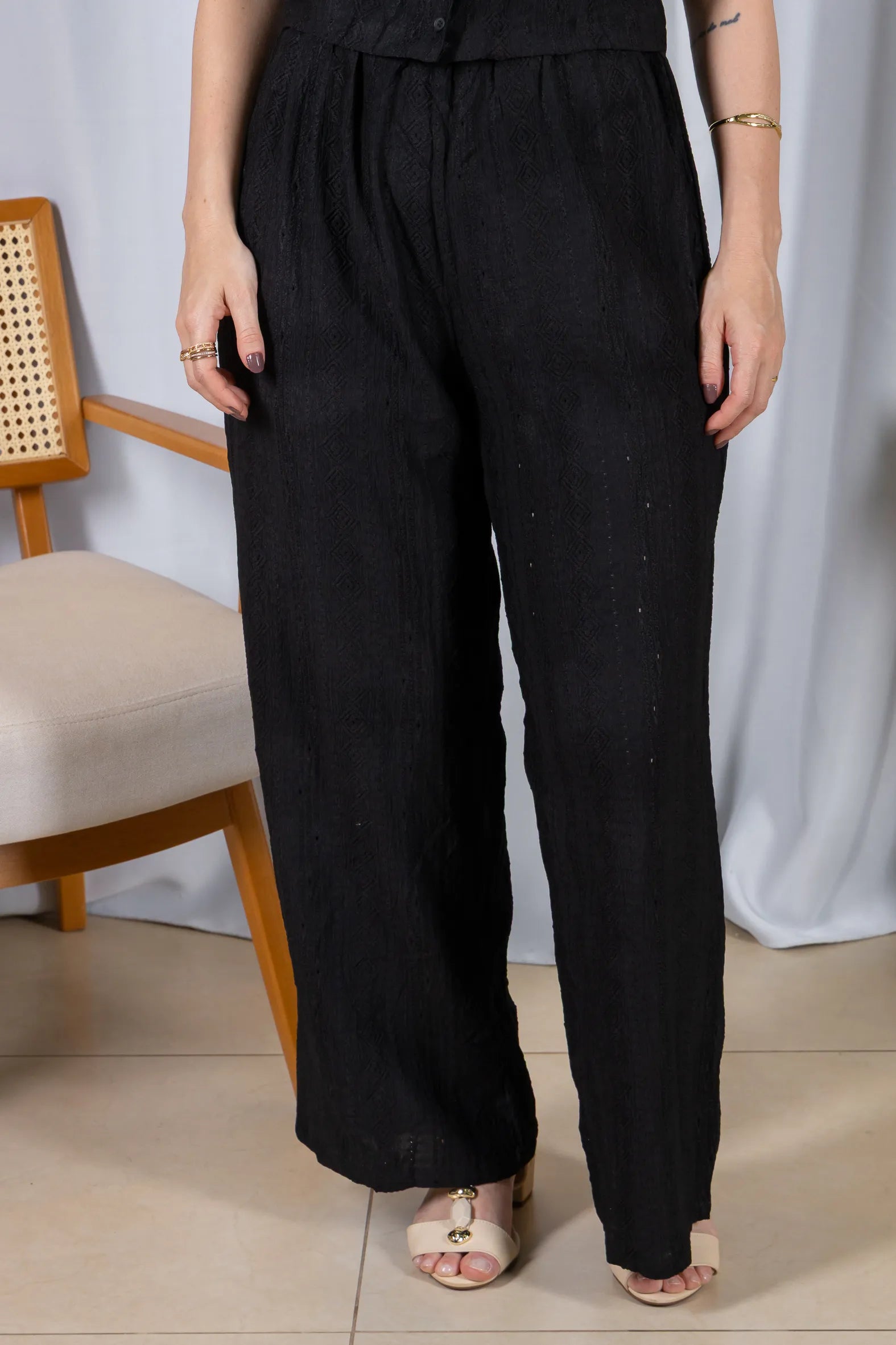 Calça Pantalona Bordado e Cós com Elástico Crepe Soft Carla Preto