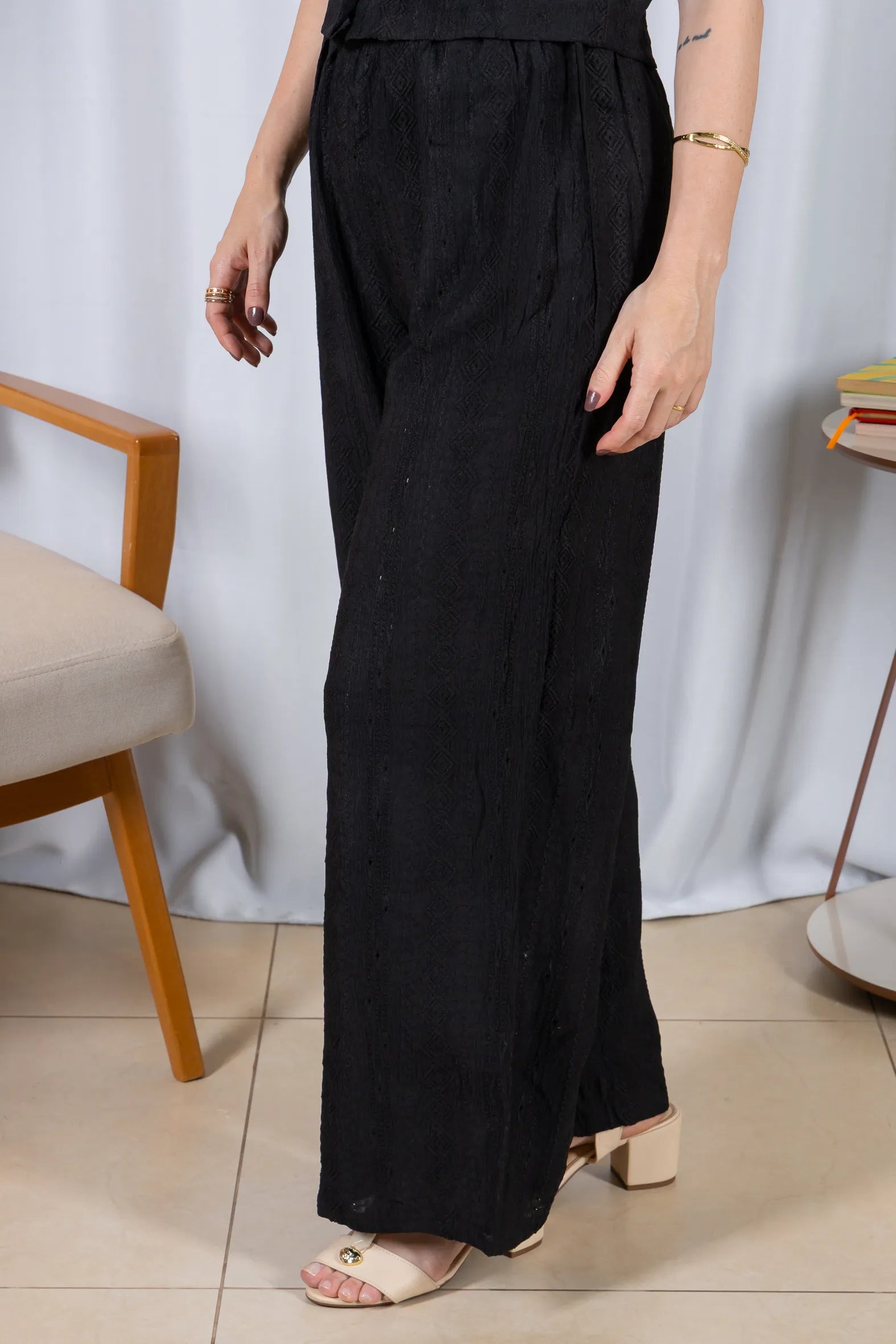 Calça Pantalona Bordado e Cós com Elástico Crepe Soft Carla Preto