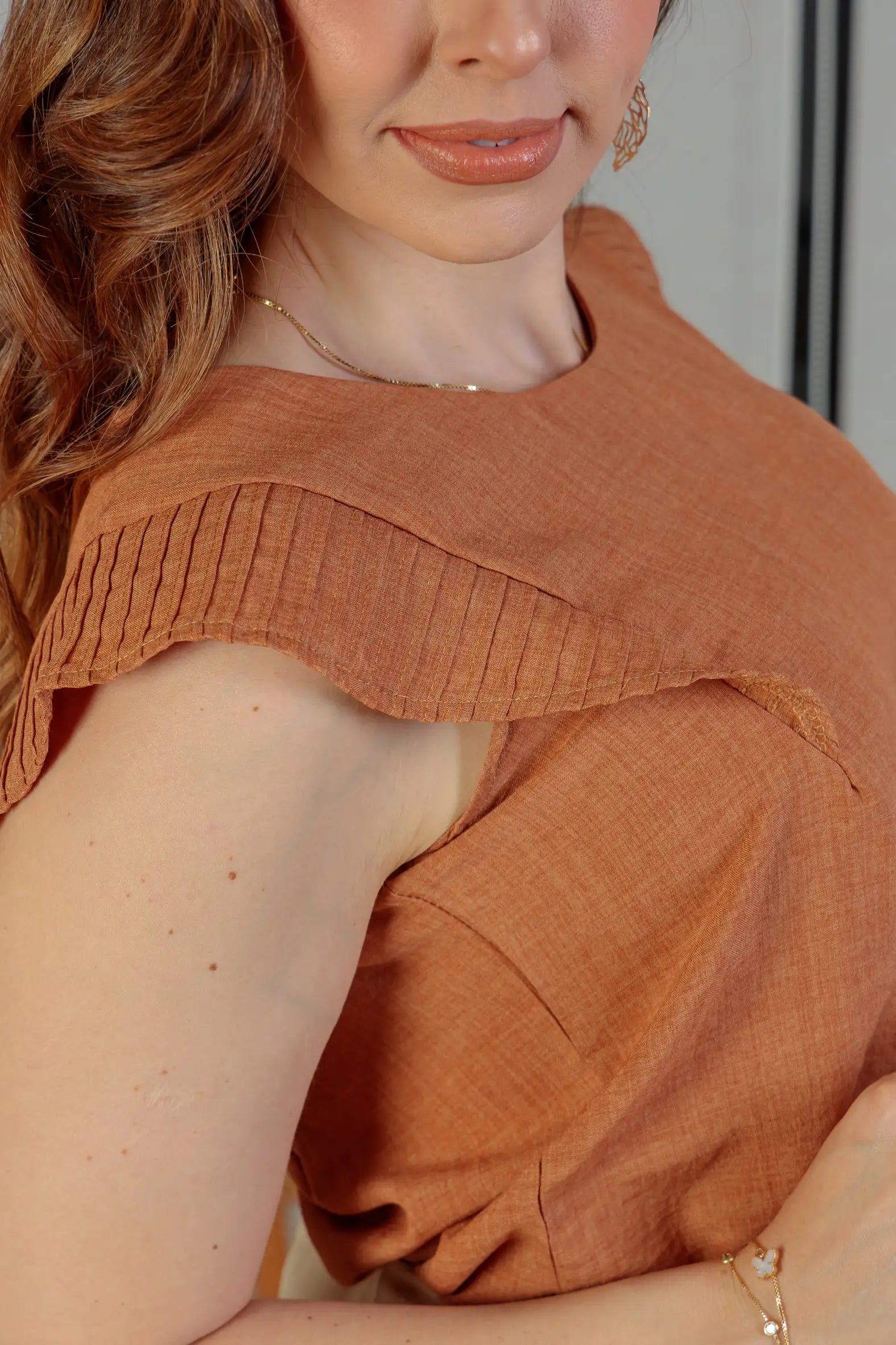Blusa Regata Detalhe Babado Maísa Visco Essenza Marrom