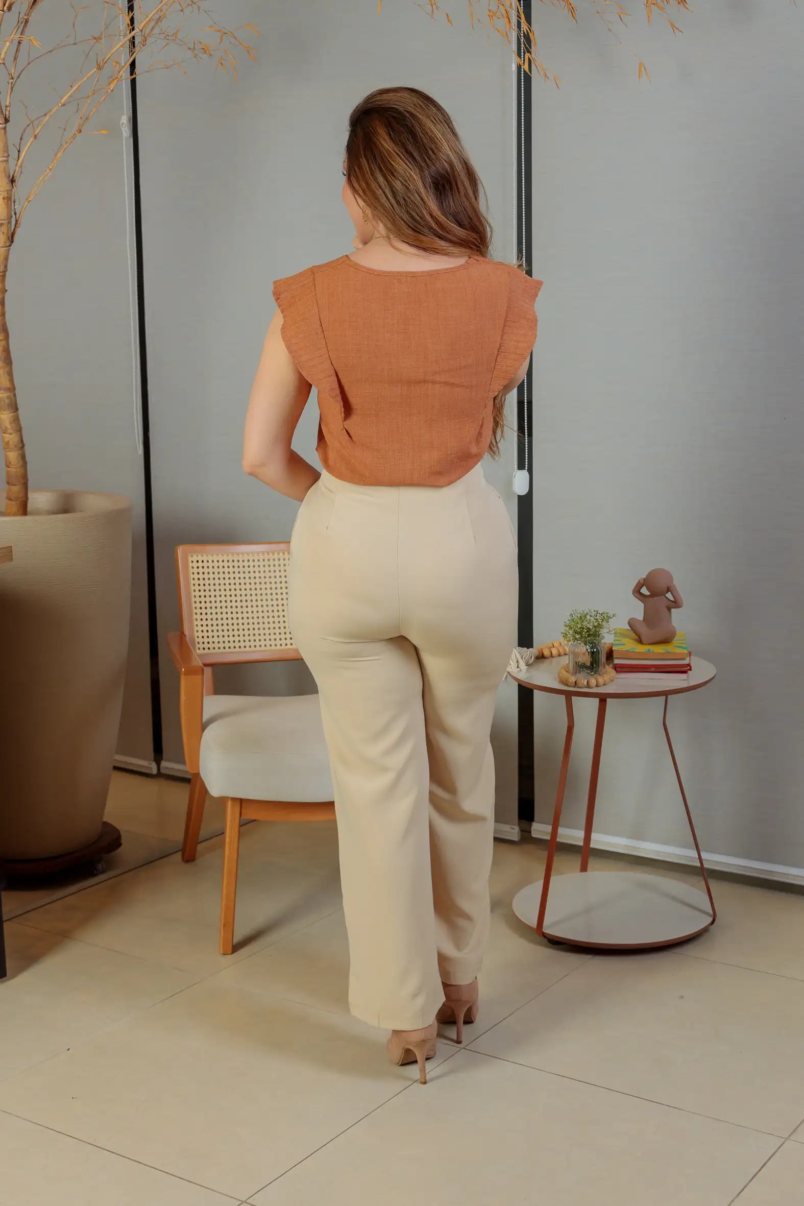 Blusa Regata Detalhe Babado Maísa Visco Essenza Marrom