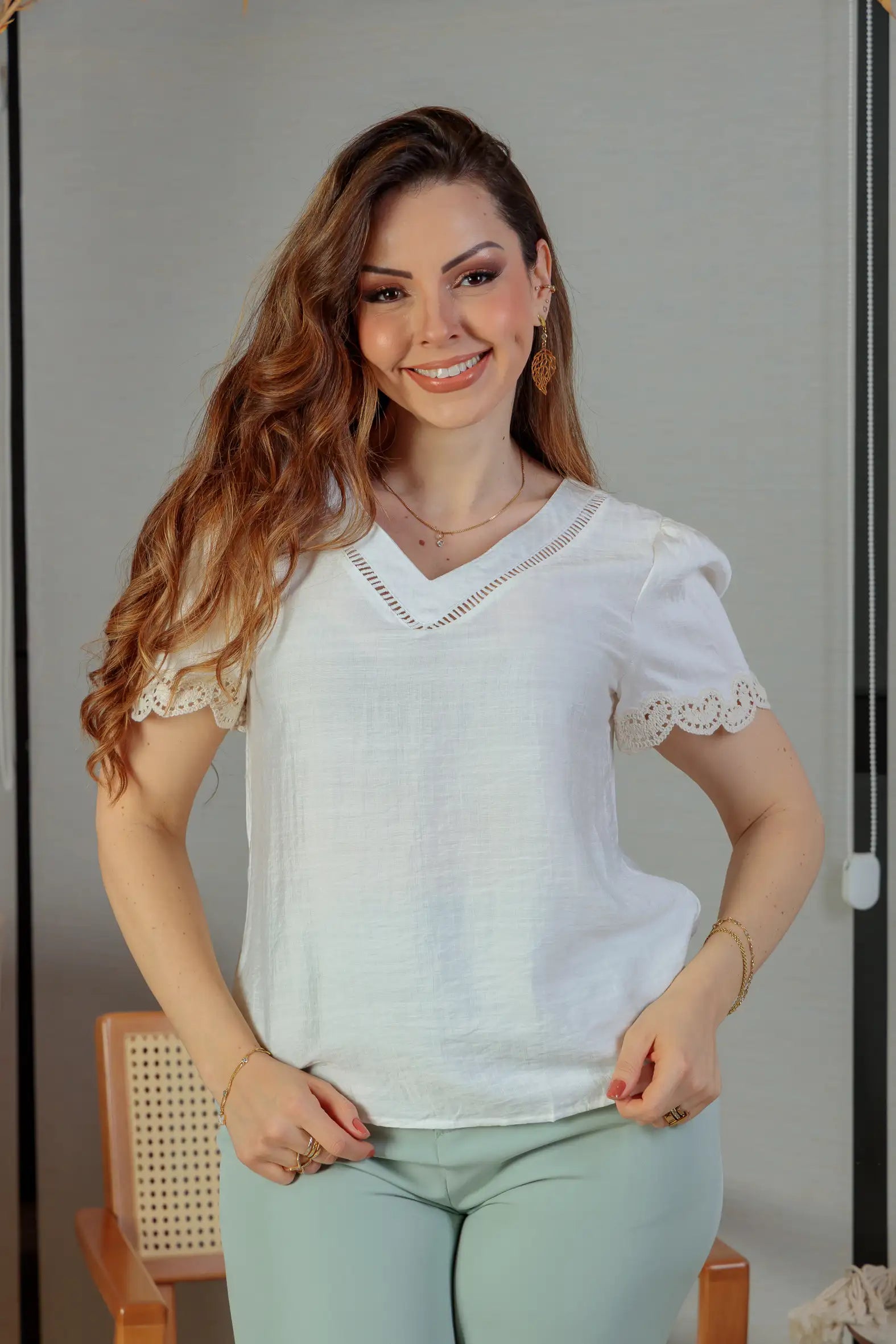 Blusa Manga Curta Detalhe Decote “V” Visco Essenza Elen Branca