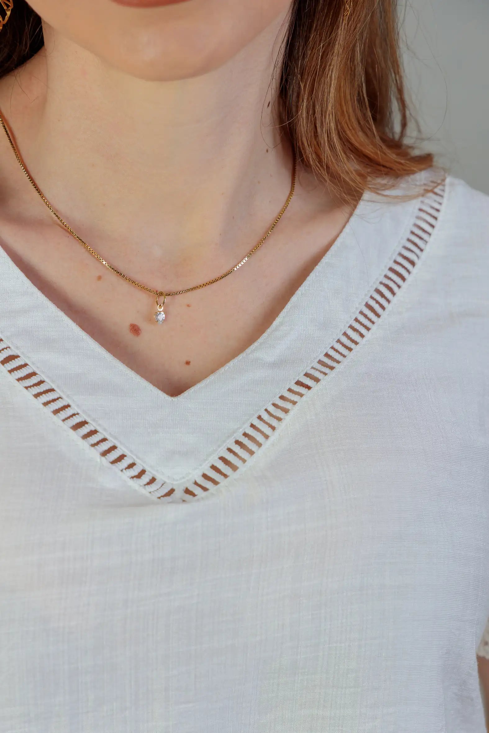 Blusa Manga Curta Detalhe Decote “V” Visco Essenza Elen Branca