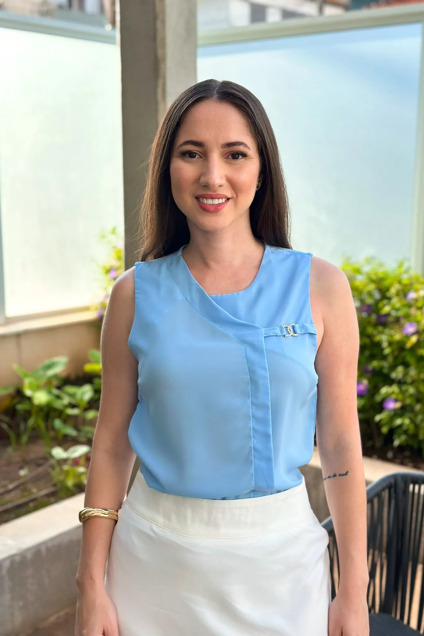 Blusa Regata Detalhe Broche Mariana Azul Claro