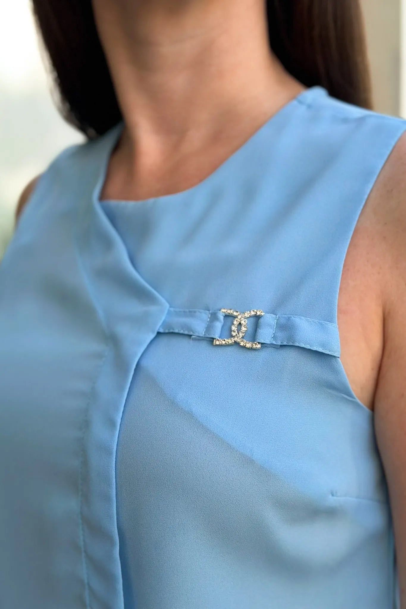 Blusa Regata Detalhe Broche Mariana Azul Claro