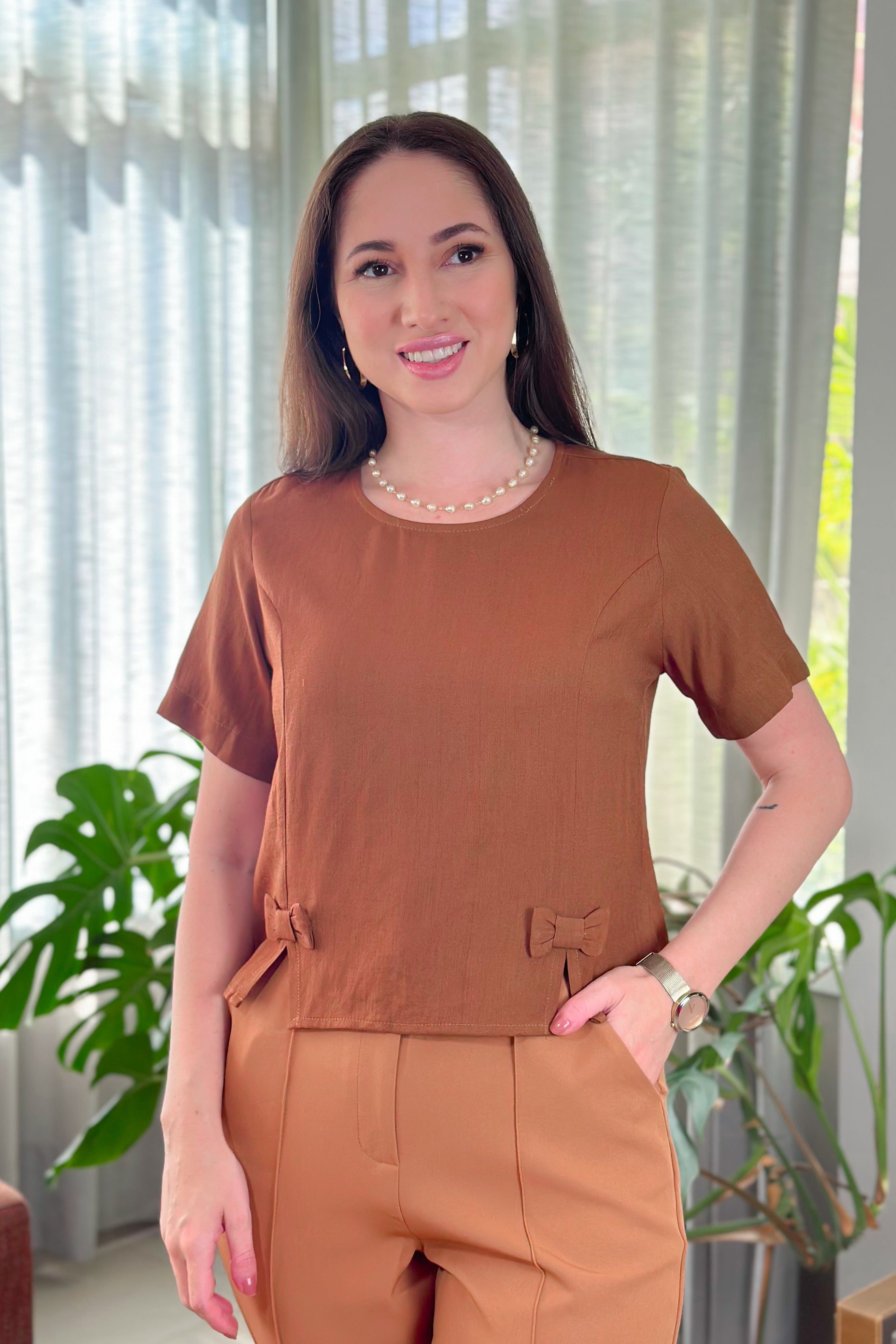 Blusa Manga Curta Visco Soft Detalhe Laço Caroline Marrom