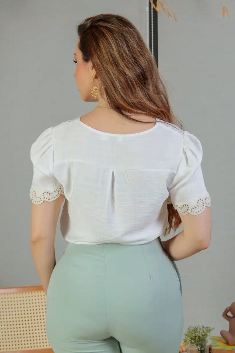 Blusa Manga Curta Detalhe Decote “V” Visco Essenza Elen Branca