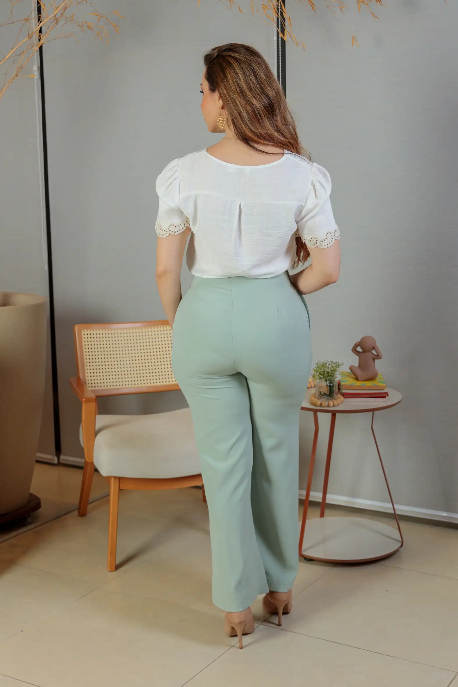 Conjunto: Blusa Manga Curta Detalhe Decote “V” Visco Essenza Elen Branca + Calça Corte Reto Alfaiataria Detalhe Cós Eloísa Verde