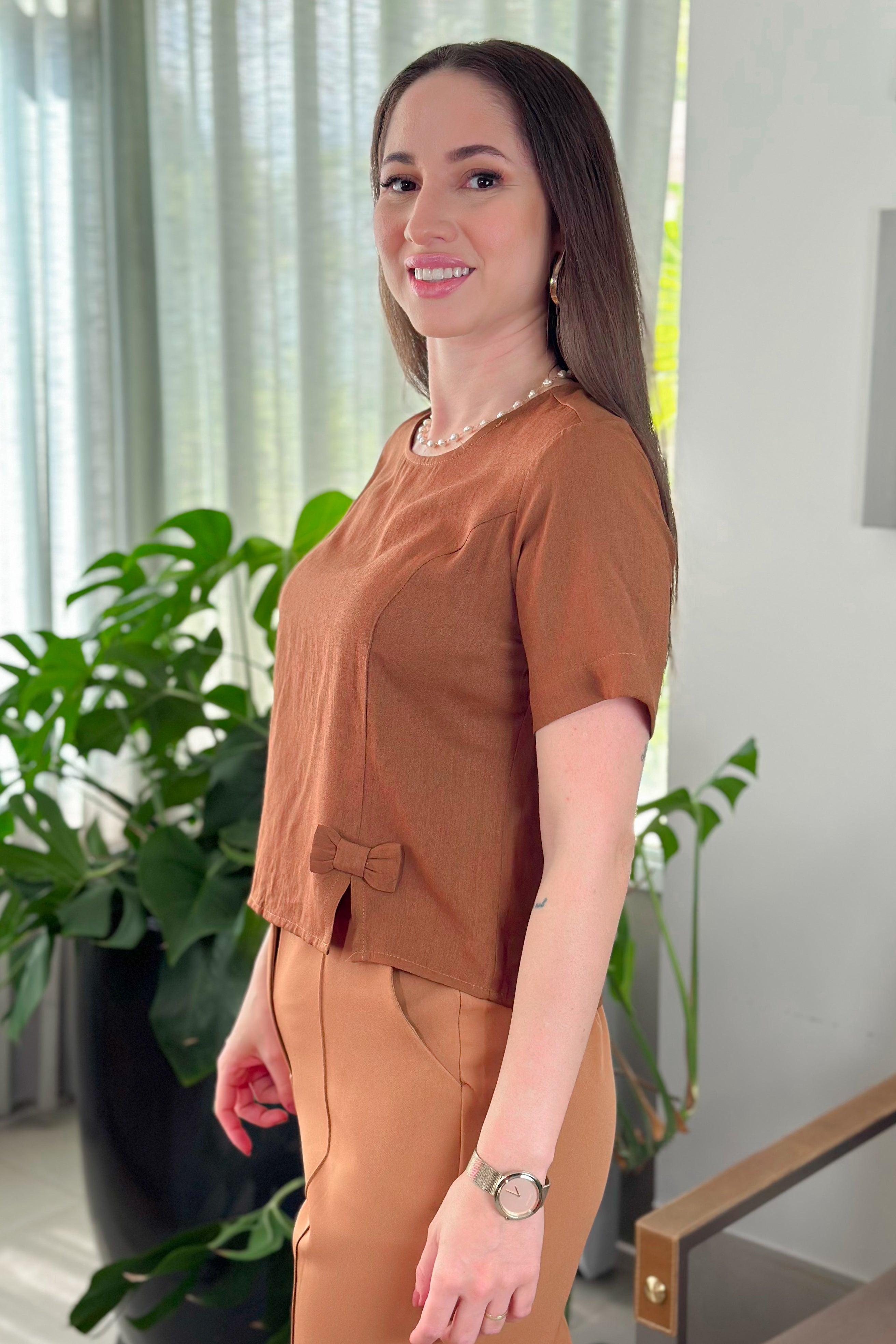 Blusa Manga Curta Visco Soft Detalhe Laço Caroline Marrom