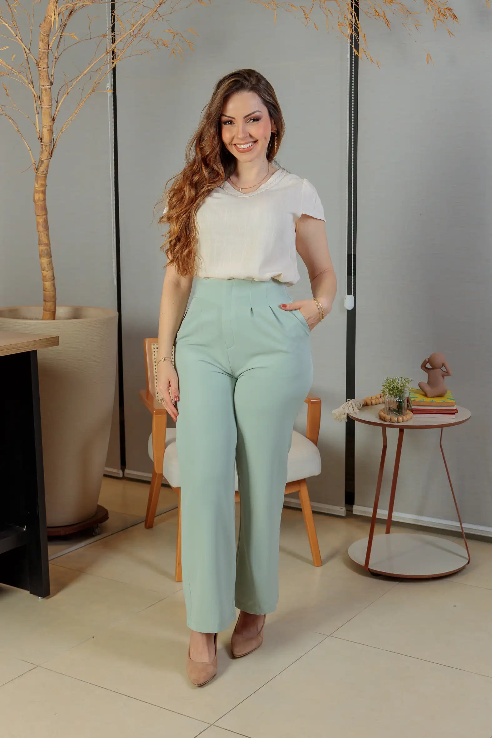 Conjunto: Blusa Manga Curta Detalhe Gola Trançada Visco-linho Leila Bege + Calça Corte Reto Alfaiataria Detalhe Cós Eloísa Verde
