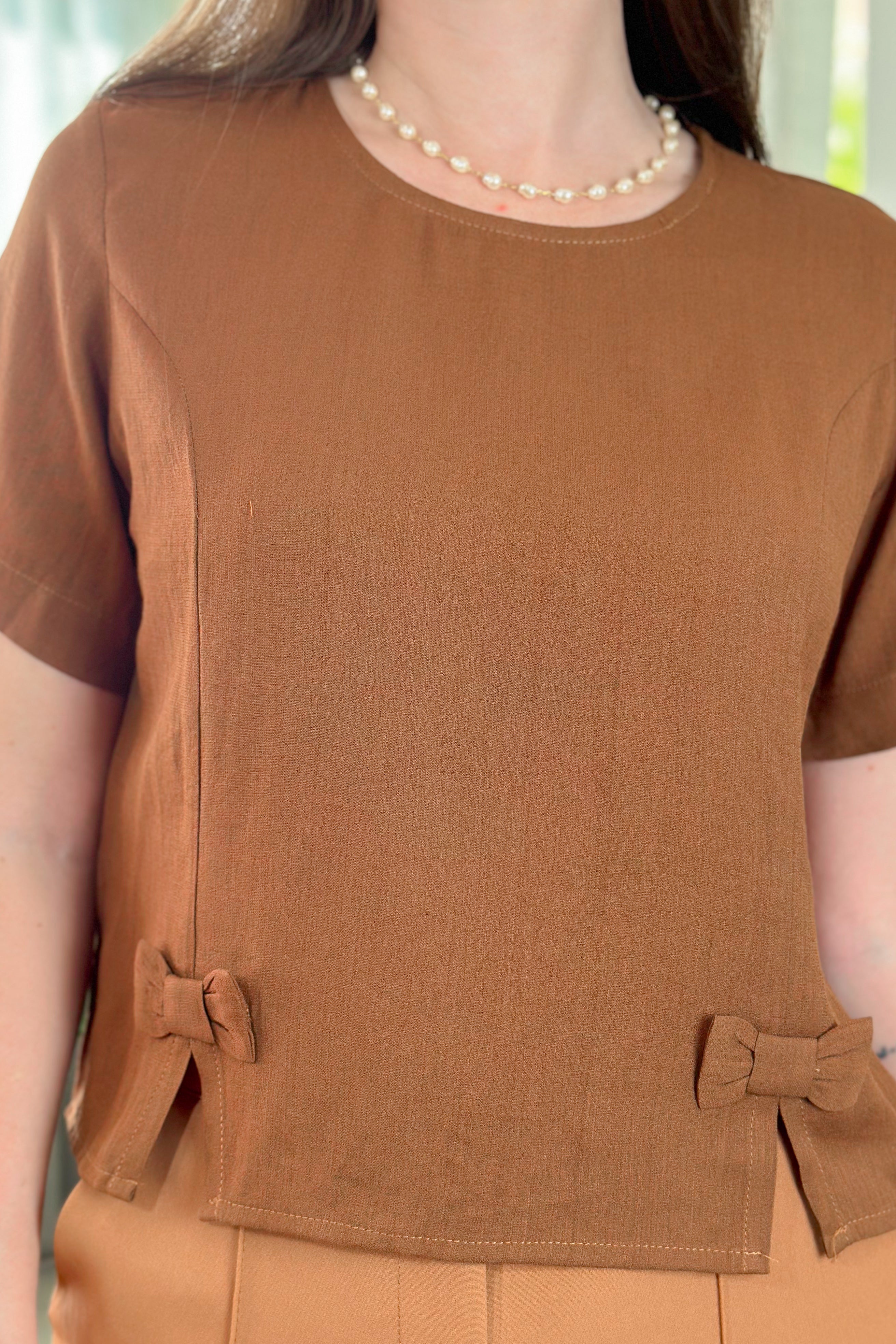 Blusa Manga Curta Visco Soft Detalhe Laço Caroline Marrom