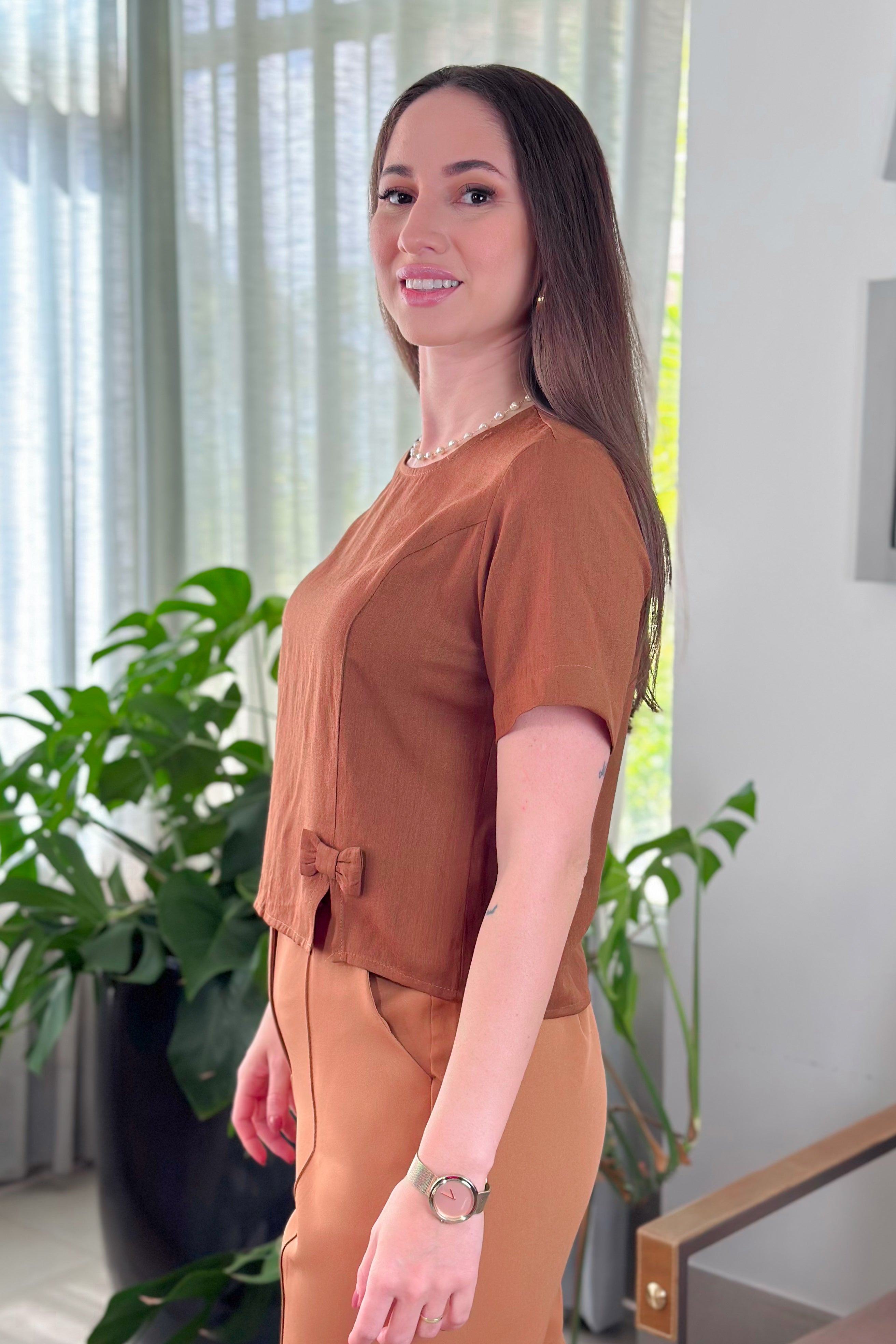 Blusa Manga Curta Visco Soft Detalhe Laço Caroline Marrom