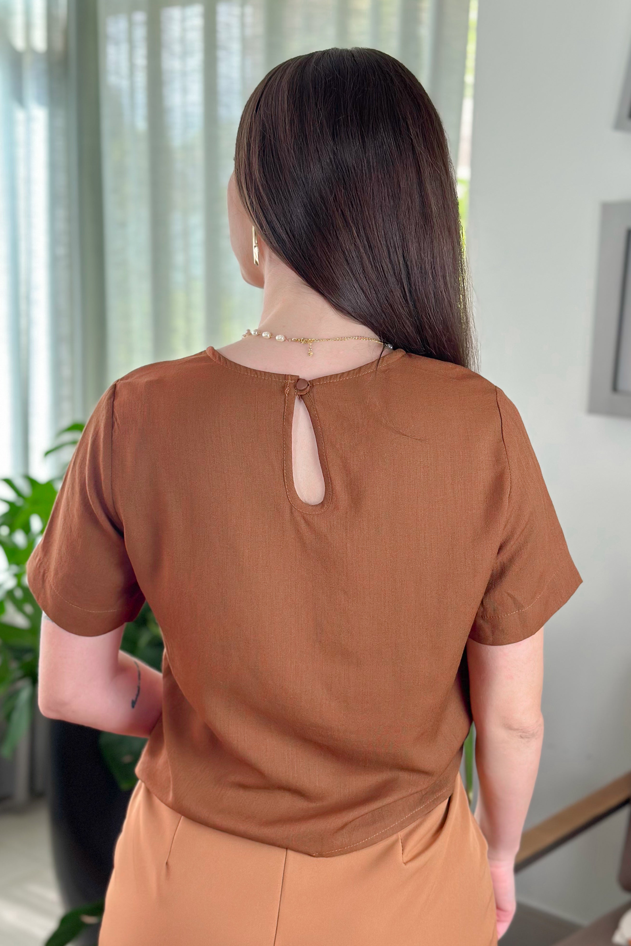 Blusa Manga Curta Visco Soft Detalhe Laço Caroline Marrom