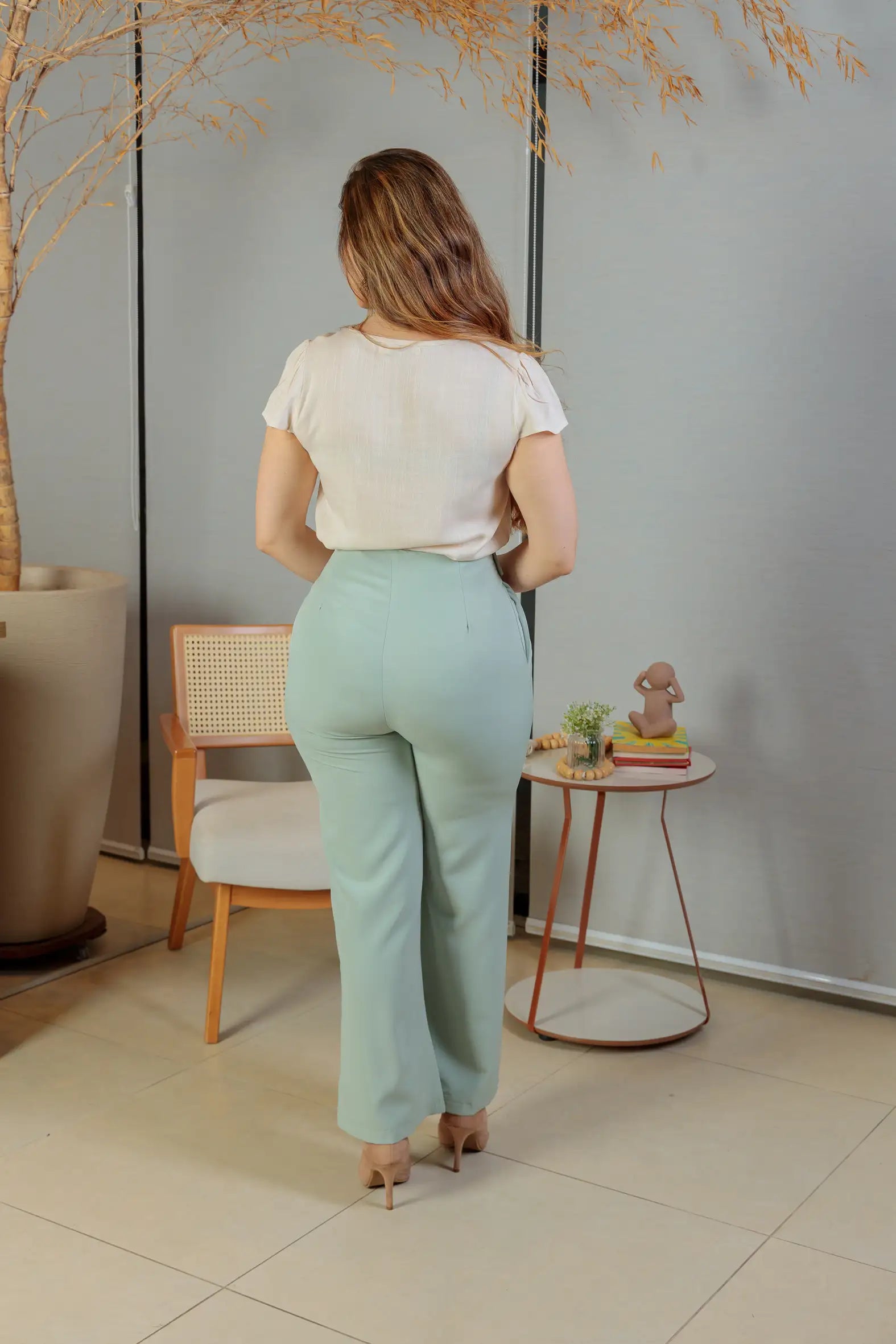Conjunto: Blusa Manga Curta Detalhe Gola Trançada Visco-linho Leila Bege + Calça Corte Reto Alfaiataria Detalhe Cós Eloísa Verde