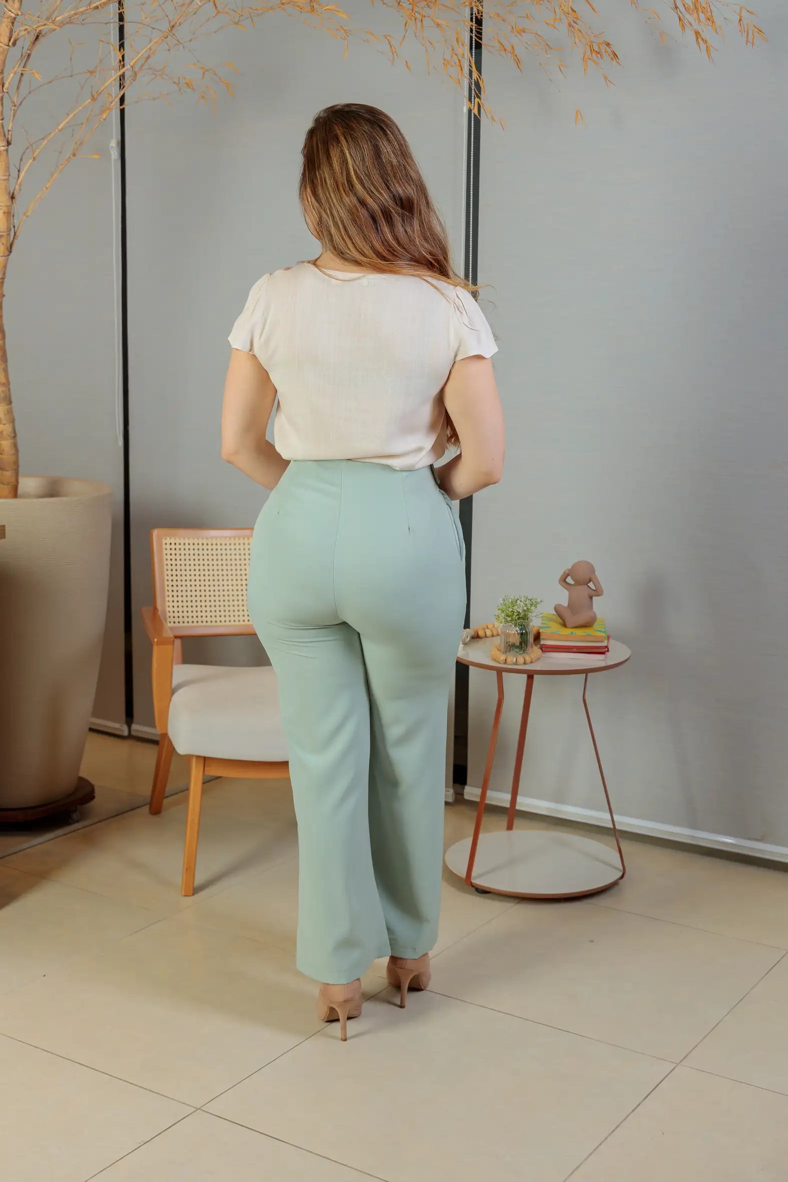 Blusa Manga Curta Detalhe Gola Trançada Visco-linho Leila Bege