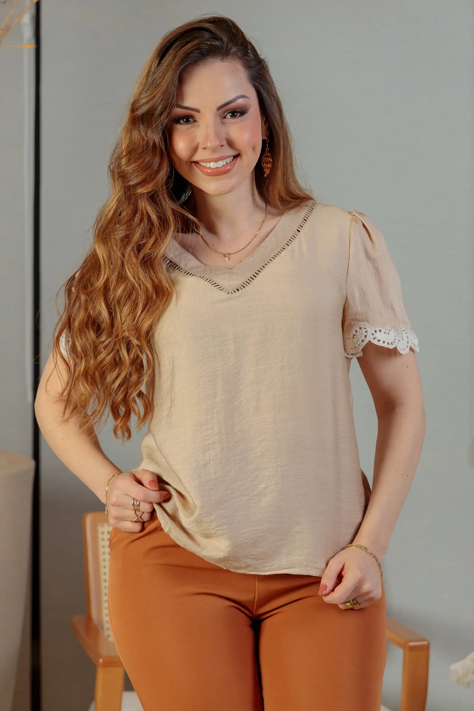 Blusa Manga Curta Detalhe Decote “V” Visco Essenza Elen Bege