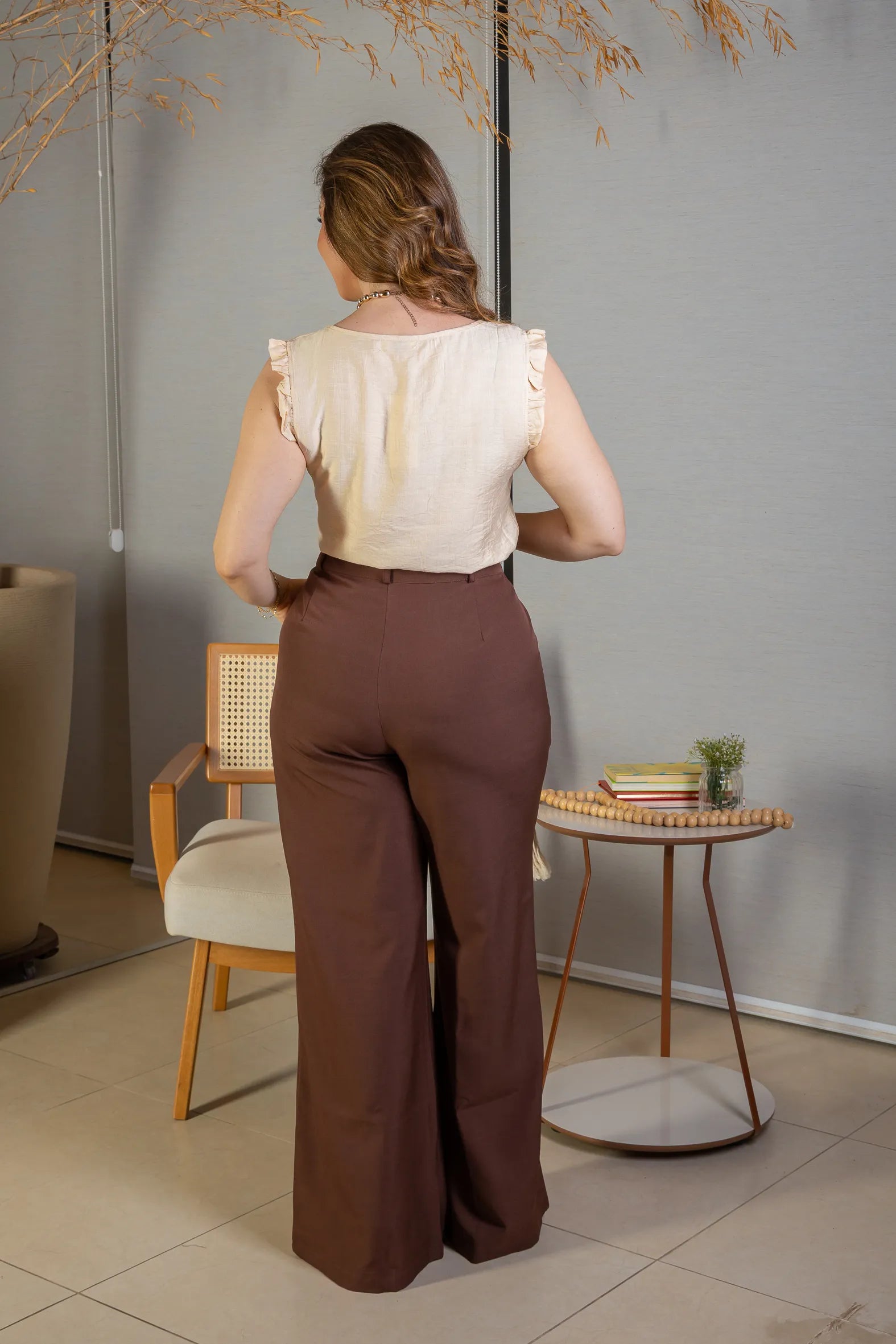 Conjunto: Blusa Regata Detalhe Laços Poli-linho Sandy Lima Creme + Calça Pantalona Alfaiataria Lux Detalhe Passador Grazi Massafera Marrom