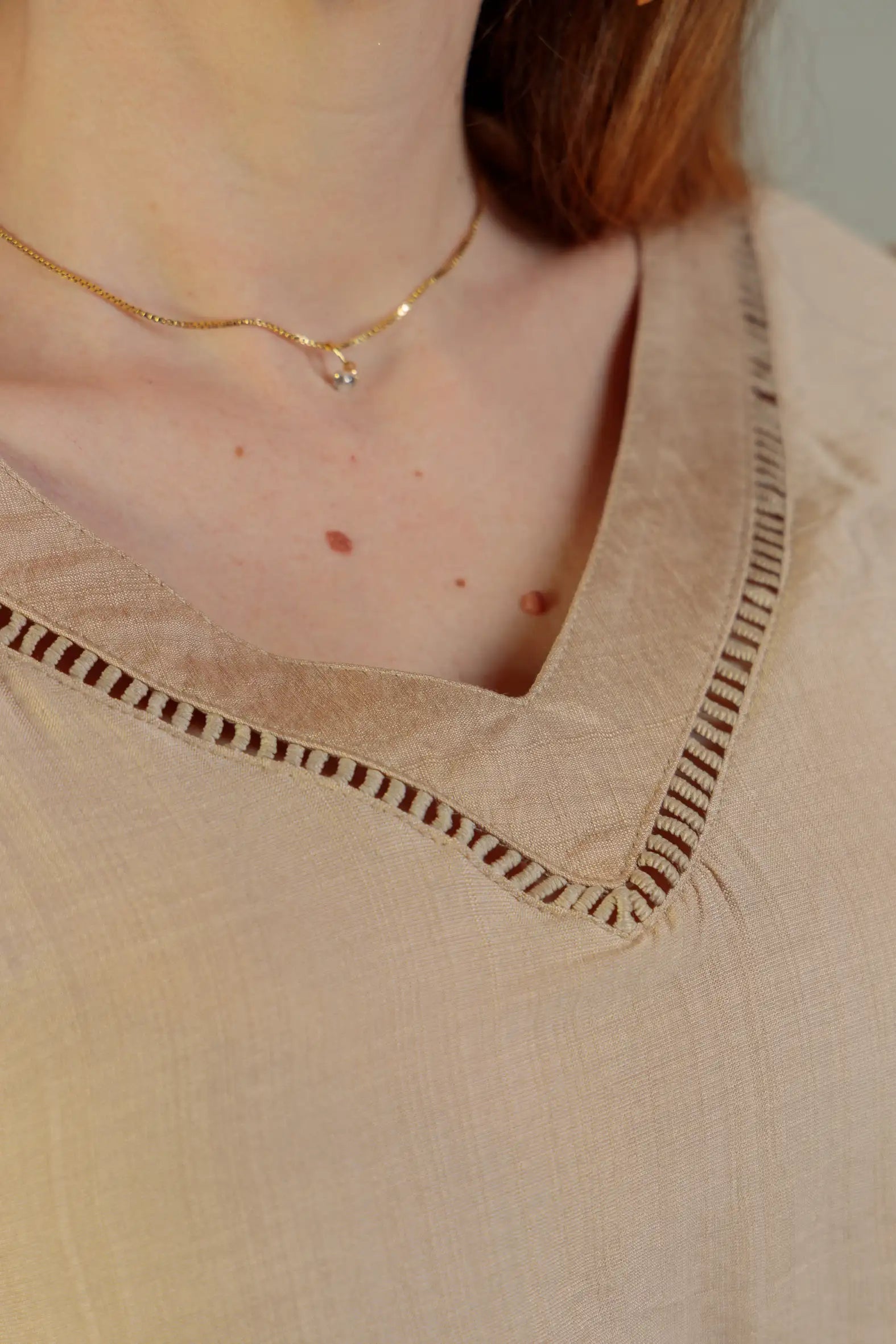 Blusa Manga Curta Detalhe Decote “V” Visco Essenza Elen Bege
