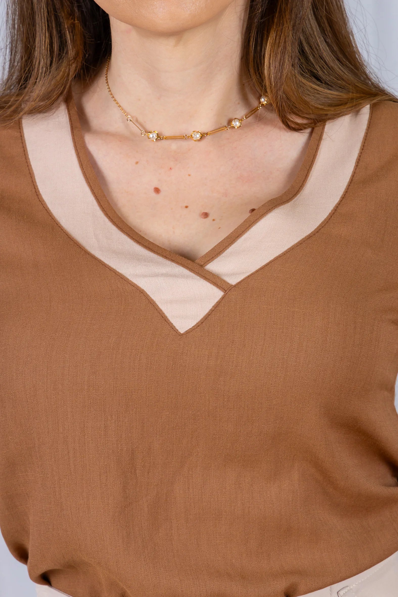 Blusa Manga Curta Camadas Decote em "V" Visco Soft Rafaela Marrom