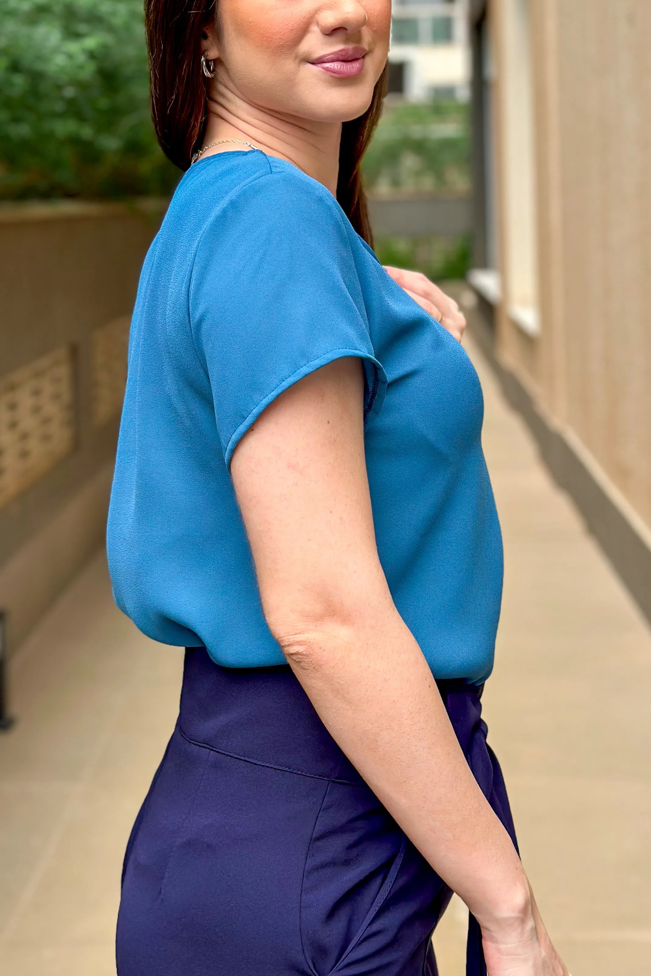 Blusa Manga Curta Detalhe Choker Valeria Azul Petroléo