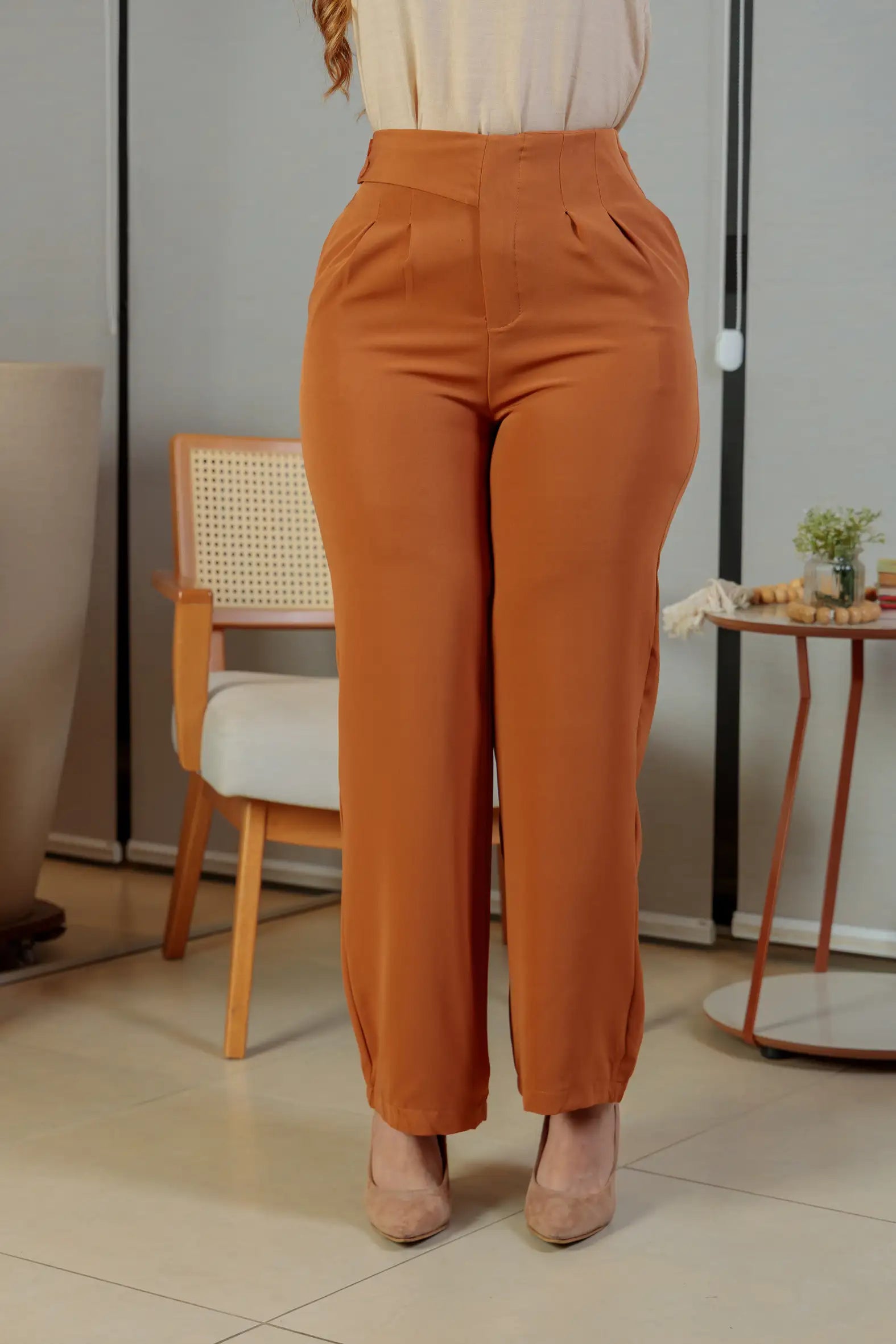 Calça Corte Reto Alfaiataria Detalhe Cós Eloísa Marrom