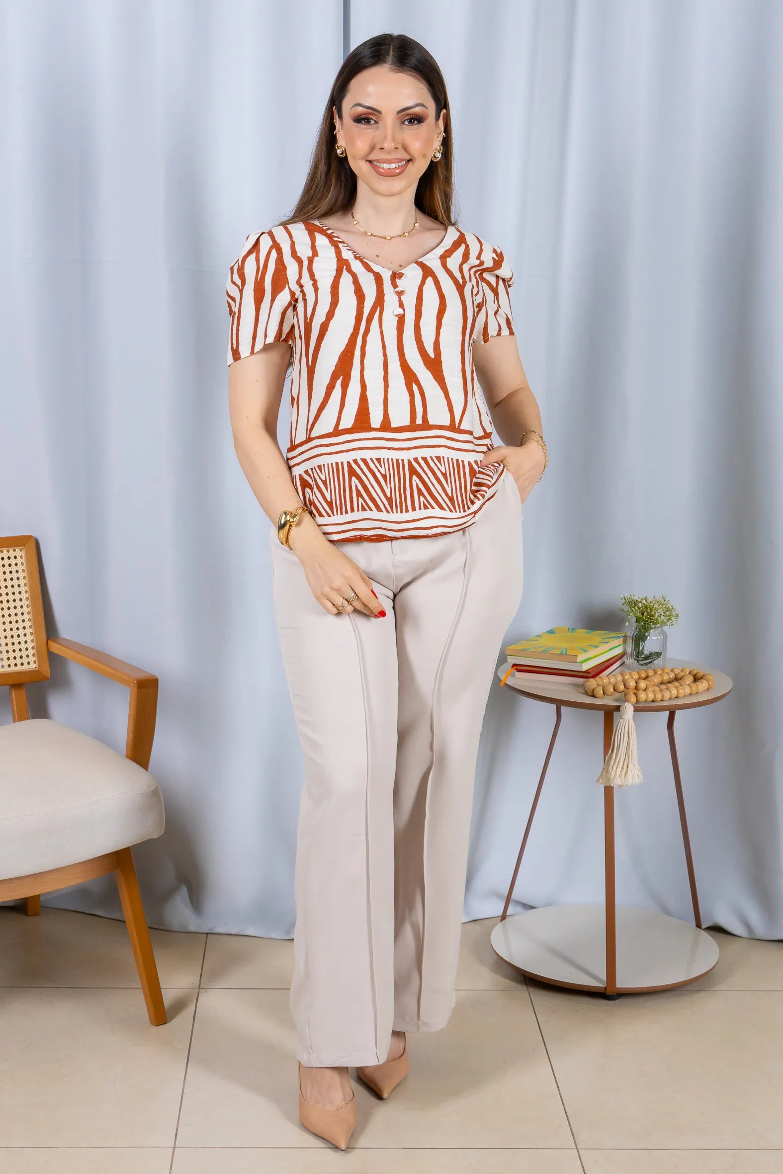 Blusa Manga Curta Decote em "V" Botões Viscose Rebeca Estampada Terracota