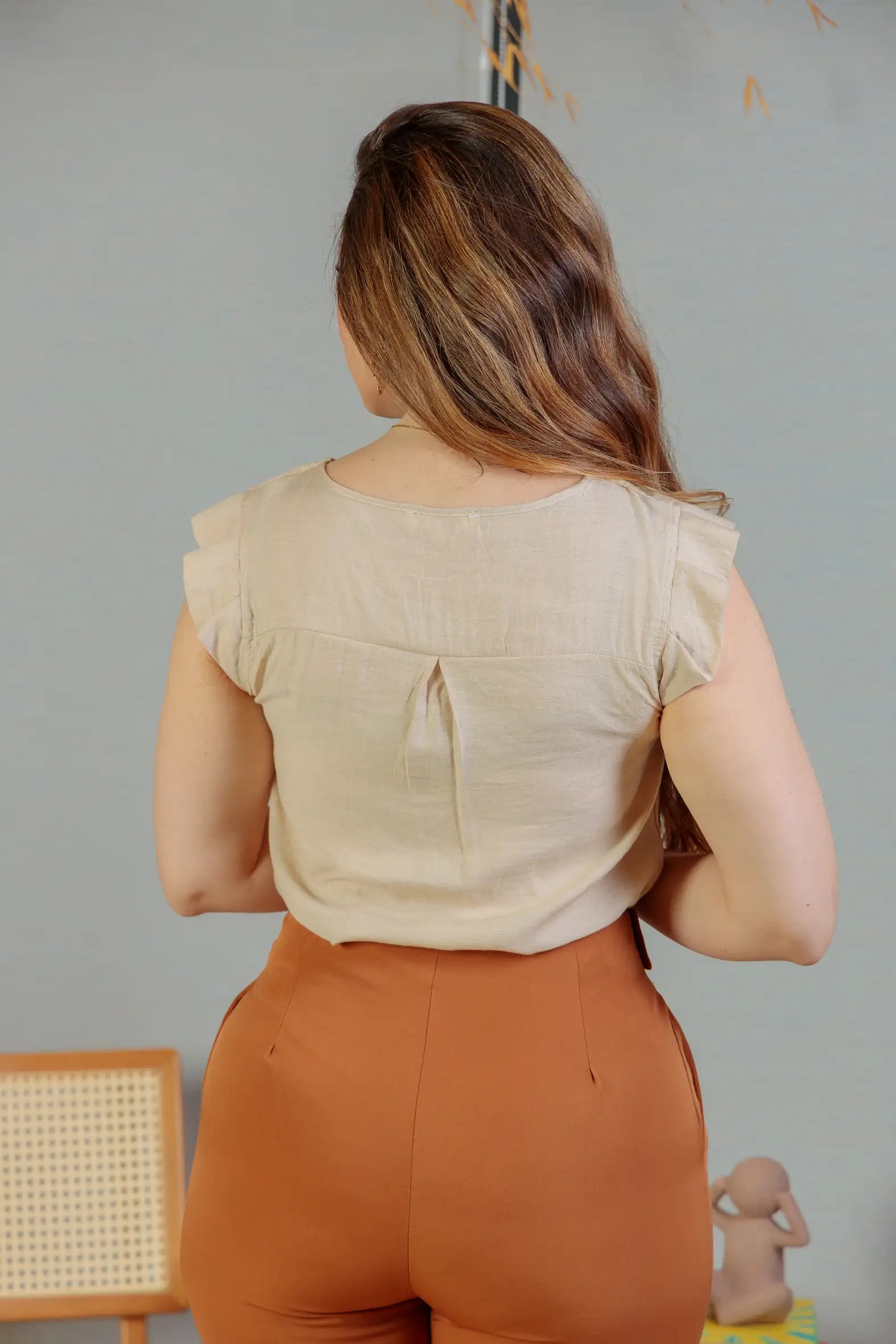 Blusa Babados Manga Detalhe Botão Visco Brise Yara Bege