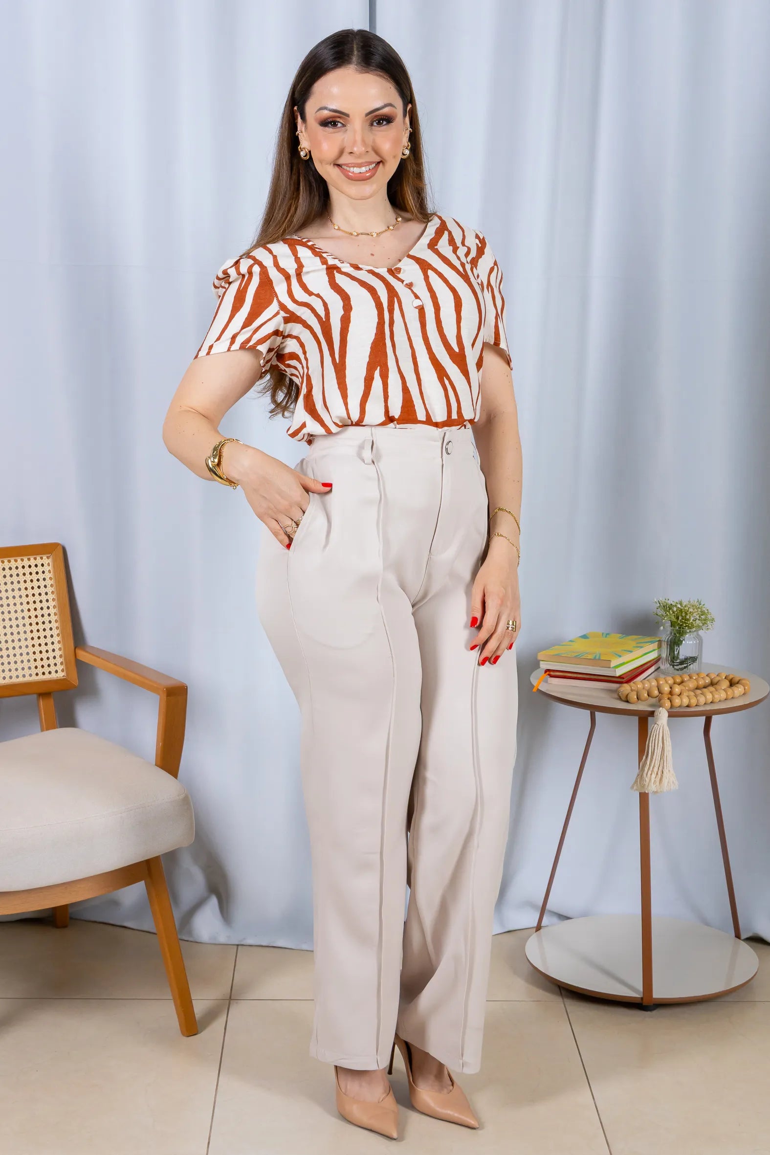 Blusa Manga Curta Decote em "V" Botões Viscose Rebeca Estampada Terracota