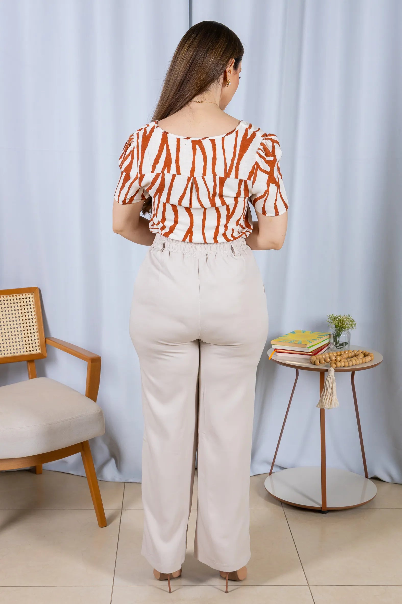 Blusa Manga Curta Decote em "V" Botões Viscose Rebeca Estampada Terracota